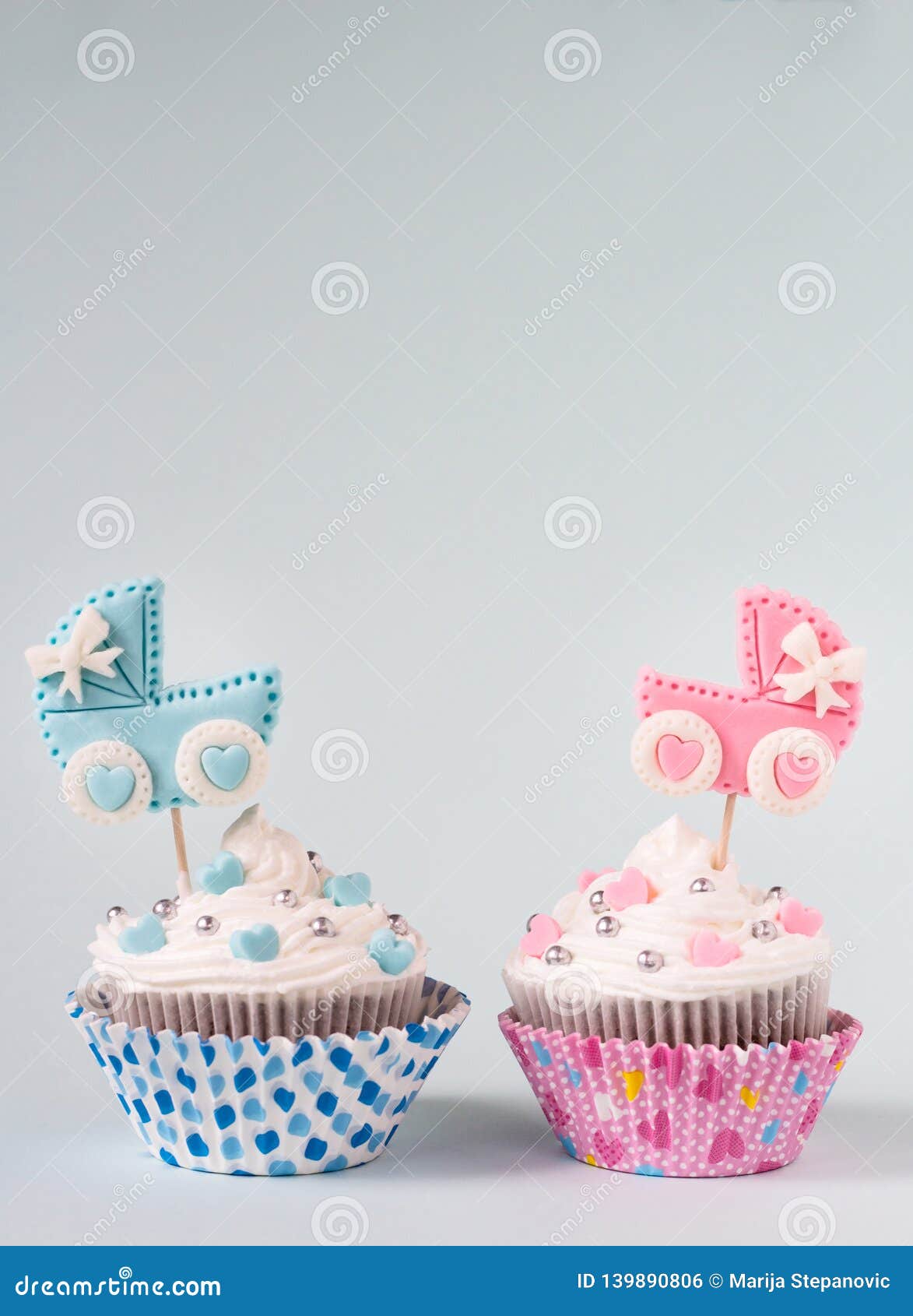 Petit Gateau De Fete De Naissance Pour Une Fille Et Un Garcon Concept Nouveau Ne D Annonce L Espace Des Textes Photo Stock Image Du Annonce Concept