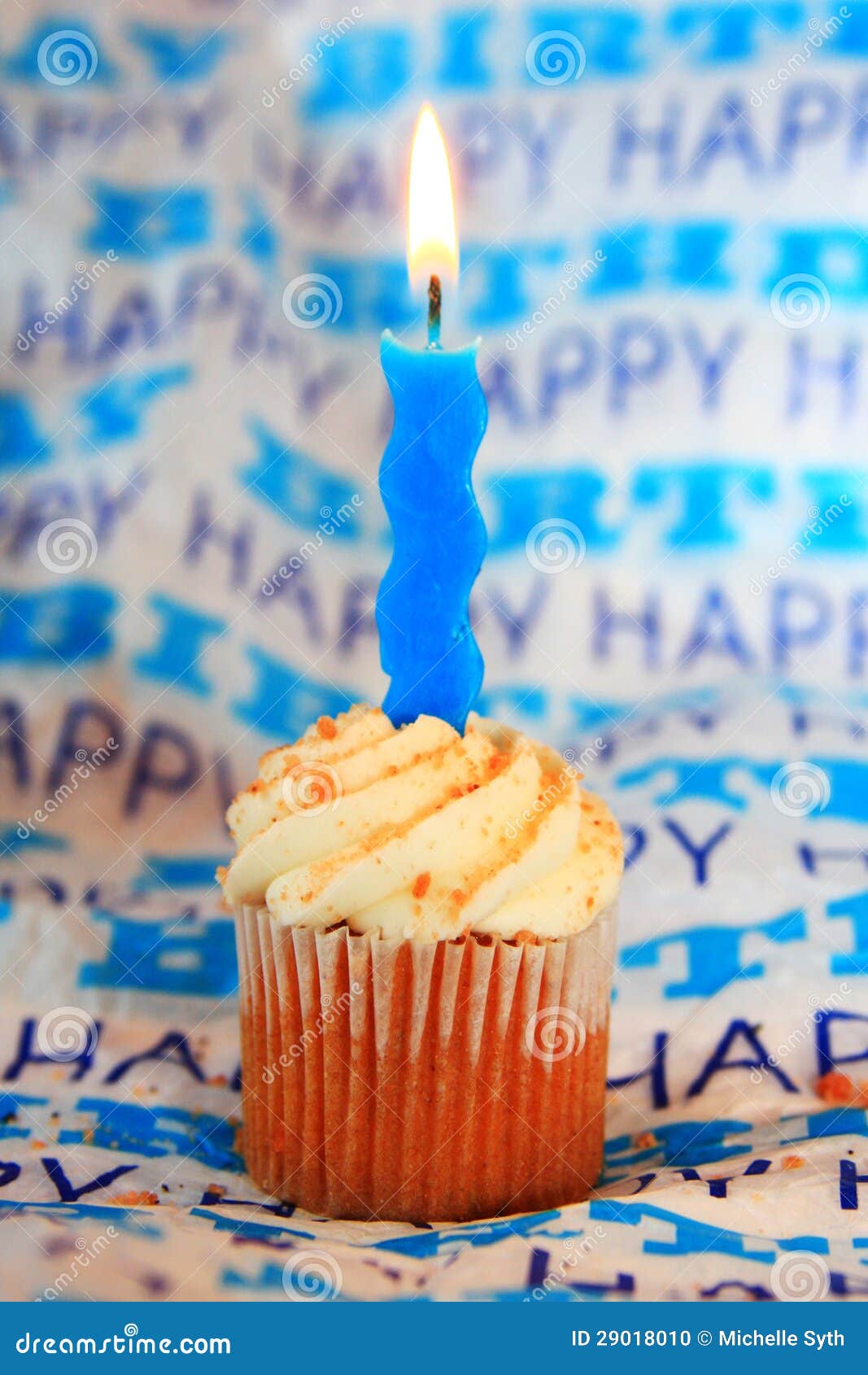 Petit Gateau De Joyeux Anniversaire Avec La Bougie Ondulee Bleue Photo Stock Image Du Remous Bleu Petit Gateau De Joyeux Anniversaire Avec La Bougie Ondulee Bleue Photo Stock Image Du Remous Bleu