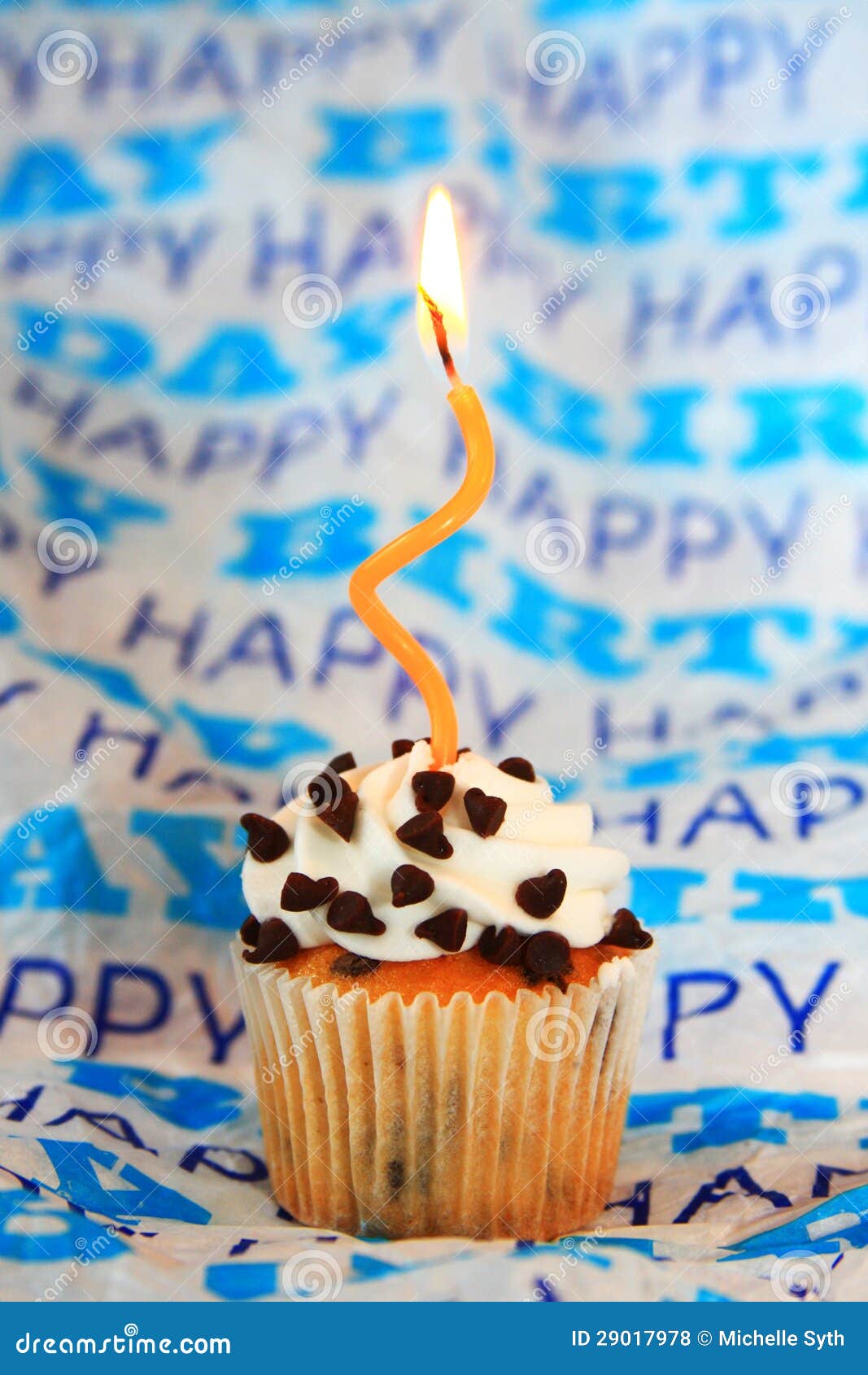 Petit Gateau De Joyeux Anniversaire De Puce De Chocolat Avec La Bougie Ondulee Orange Photo Stock Image Du Festin Comestible Petit Gateau De Joyeux Anniversaire De Puce De Chocolat Avec La Bougie Ondulee Orange Photo Stock Image Du Festin Comestible