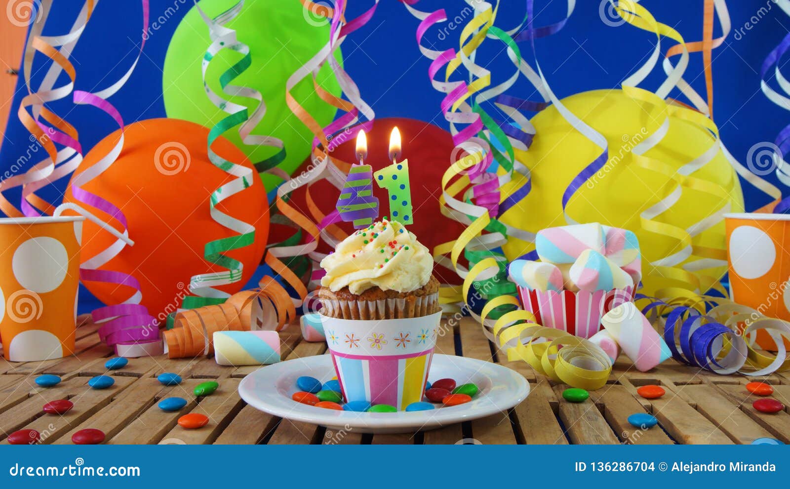 Petit Gateau De L Anniversaire 41 Avec Des Bougies Brulant Sur La Table En Bois Rustique Photo Stock Image Du Ballons Amis Petit Gateau De L Anniversaire 41 Avec Des Bougies Brulant Sur La Table En Bois Rustique Photo Stock Image Du Ballons Amis