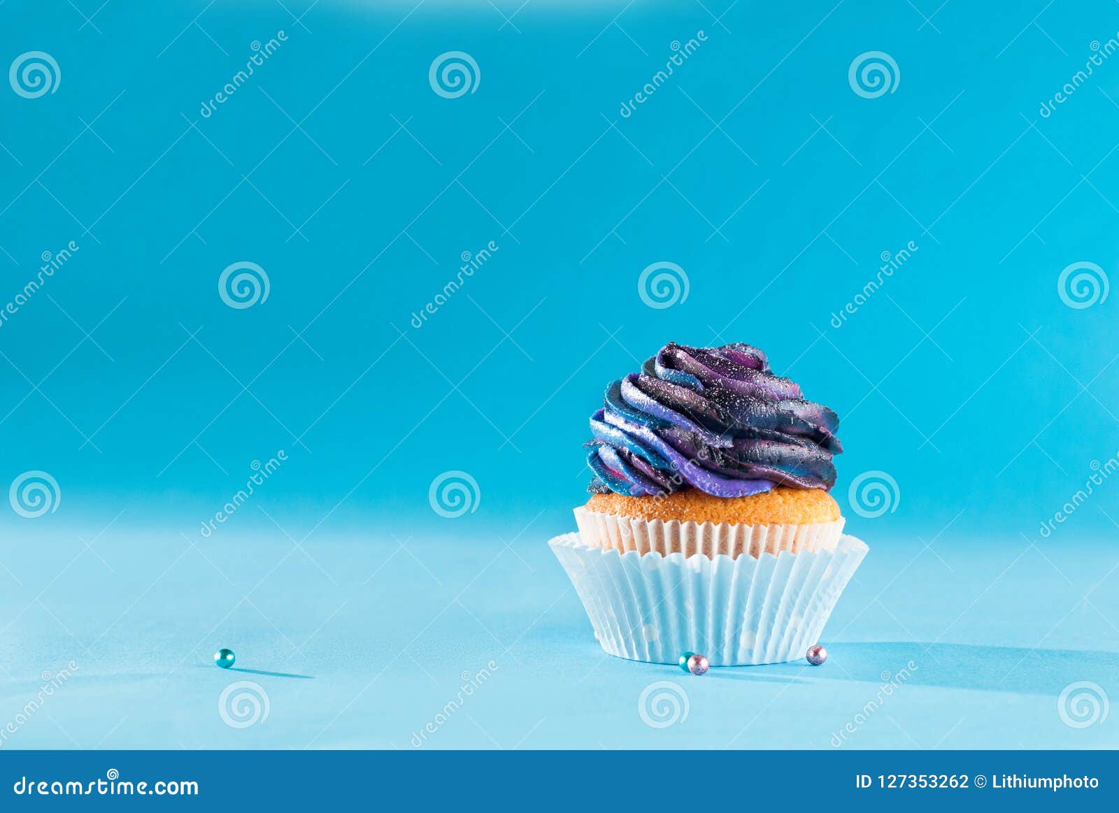 Petit Gateau De Vanille Avec La Creme Fouettee Par Galaxie Sur Le Fond Bleu Photo Stock Image Du Bleu Nourriture Petit Gateau De Vanille Avec La Creme Fouettee Par Galaxie Sur Le Fond Bleu Photo Stock Image Du Bleu Nourriture