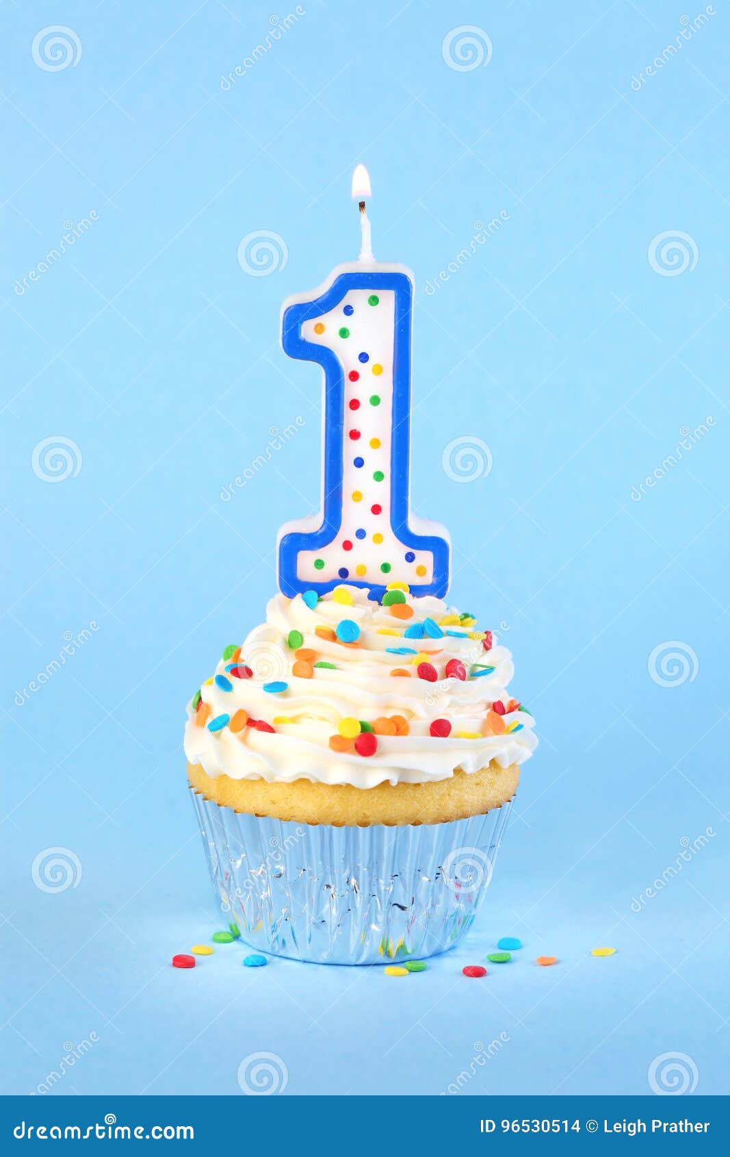 Petit Gâteau Glacé D'anniversaire Avec Avec Le Numéro Allumé 1