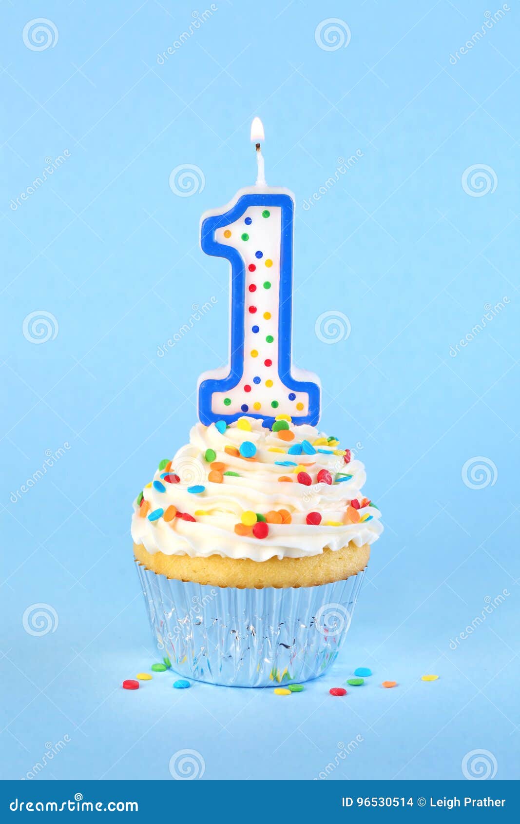 Petit Gateau Glace D Anniversaire Avec Avec Le Numero Allume 1 Bougie Photo Stock Image Du Couleurs Bougie