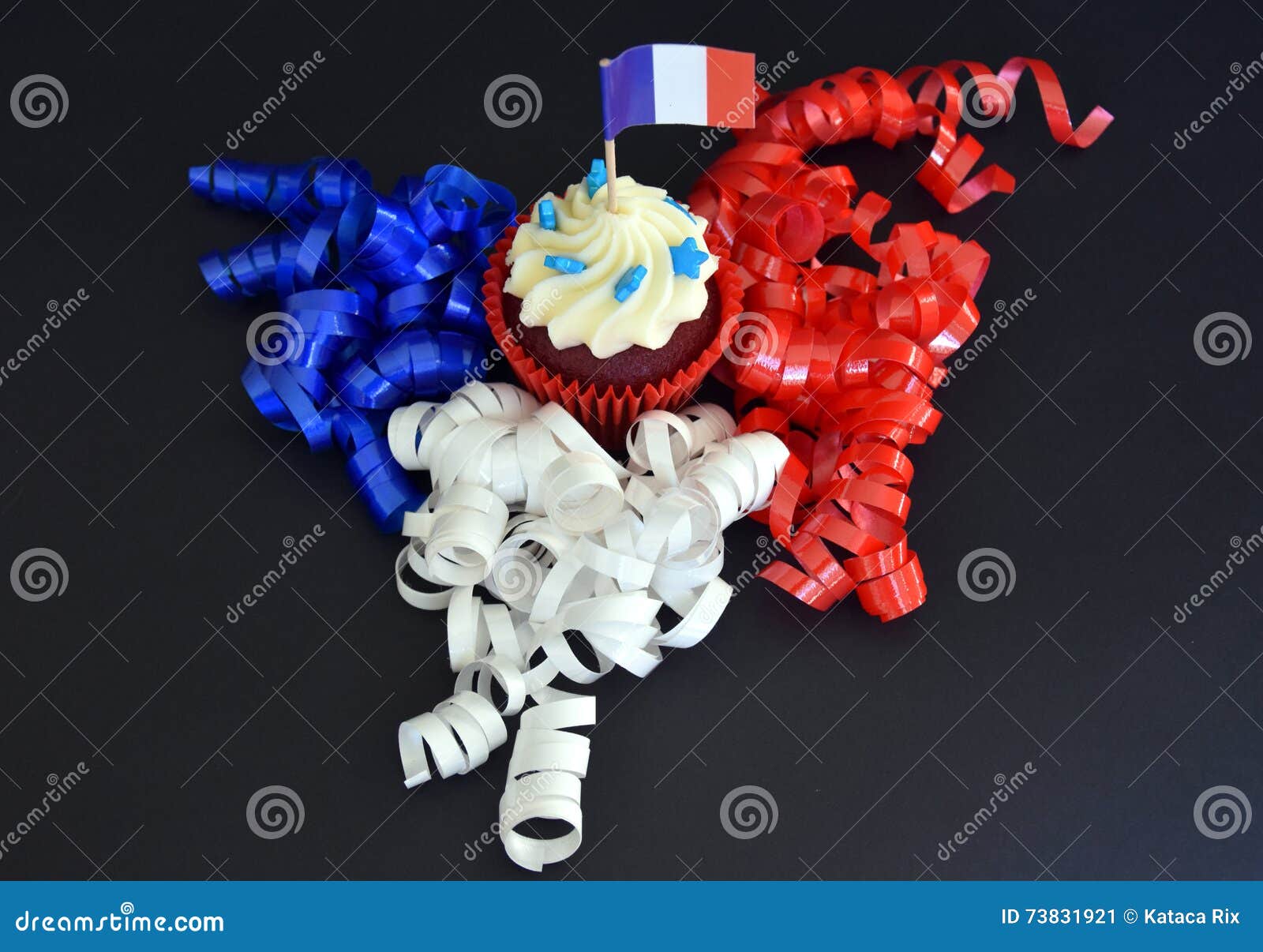 Petit Gateau Heureux De Jour De Bastille Avec Le Drapeau Francais De Rouge Blanc Et Bleu Image Stock Image Du Celebrez Bastille