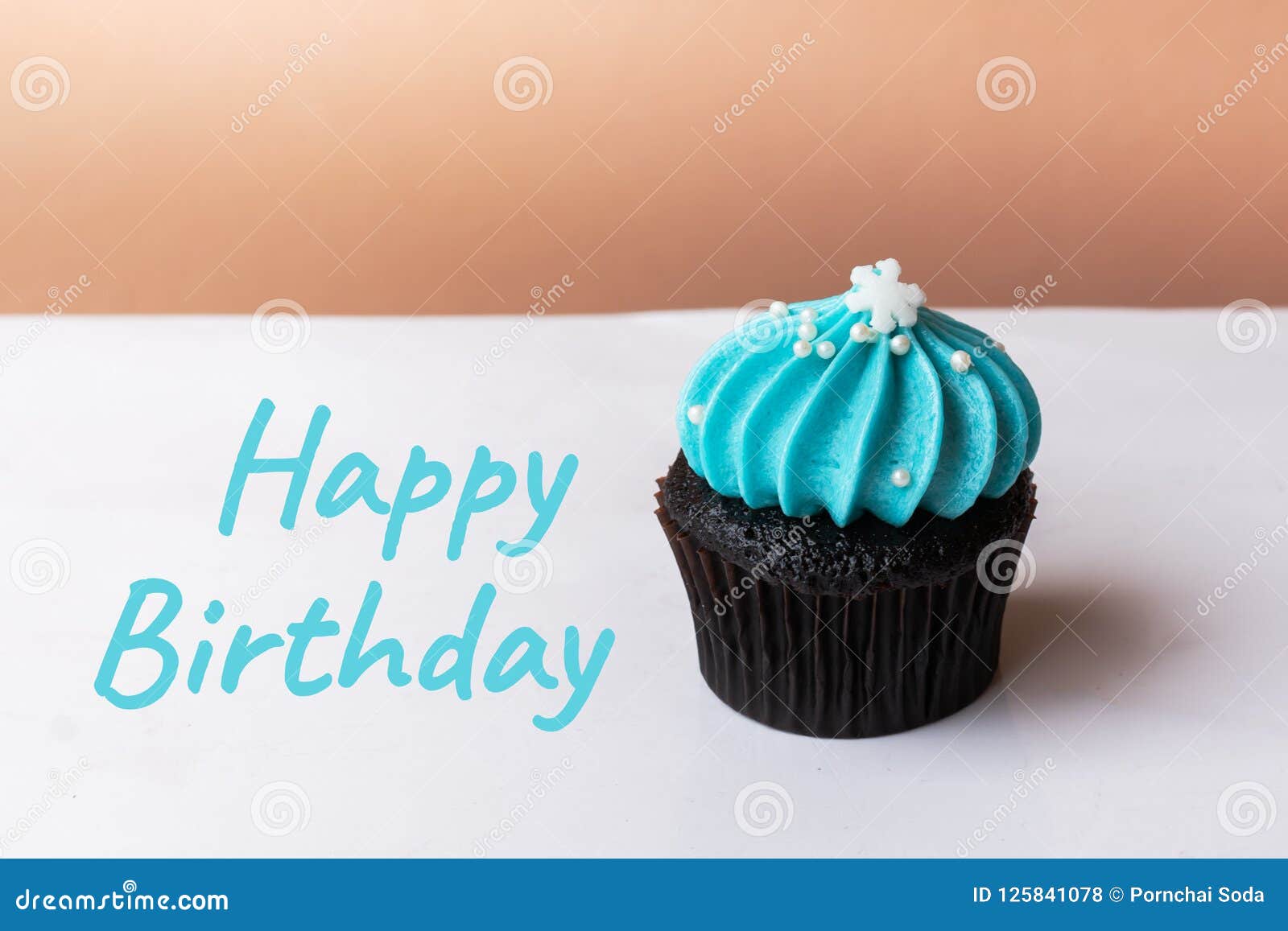 https://thumbs.dreamstime.com/z/petit-g%C3%A2teau-mignon-de-joyeux-anniversaire-avec-la-cr%C3%A8me-bleue-petite-neige-blanche-sur-le-fond-blanc-125841078.jpg