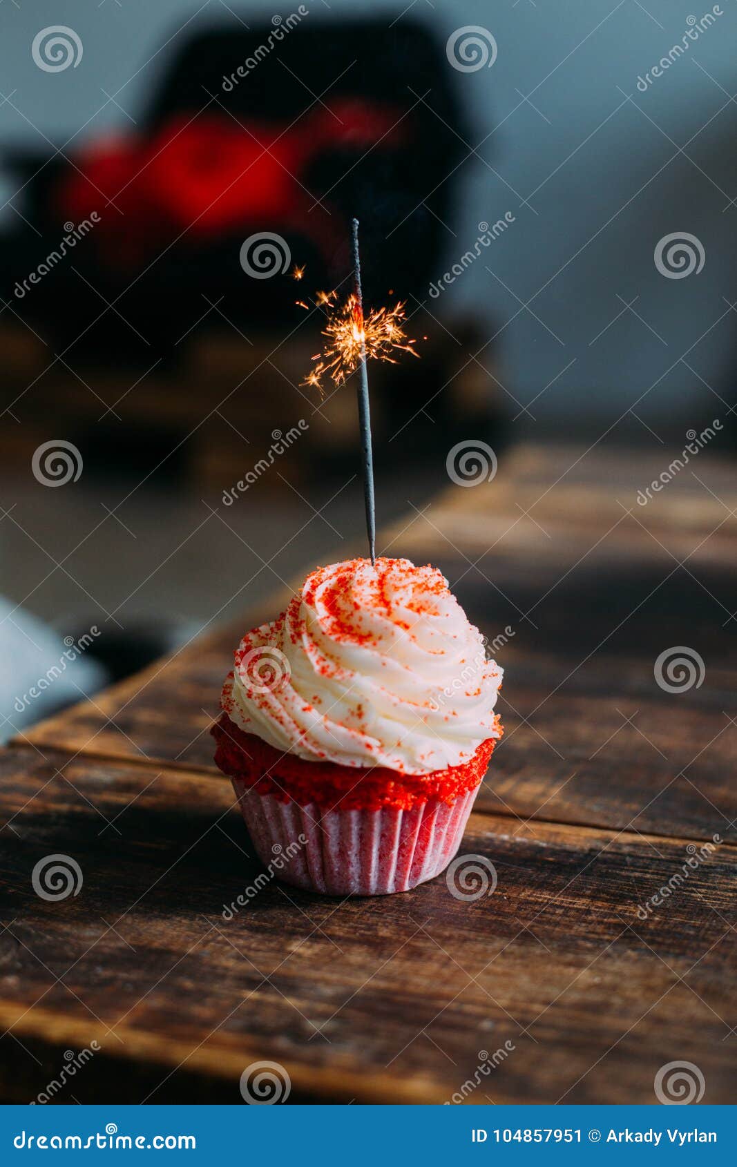 Petit Gateau Rose D Anniversaire Avec La Bougie D Etincelle Image Stock Image Du Givre Maison Petit Gateau Rose D Anniversaire Avec La Bougie D Etincelle Image Stock Image Du Givre Maison