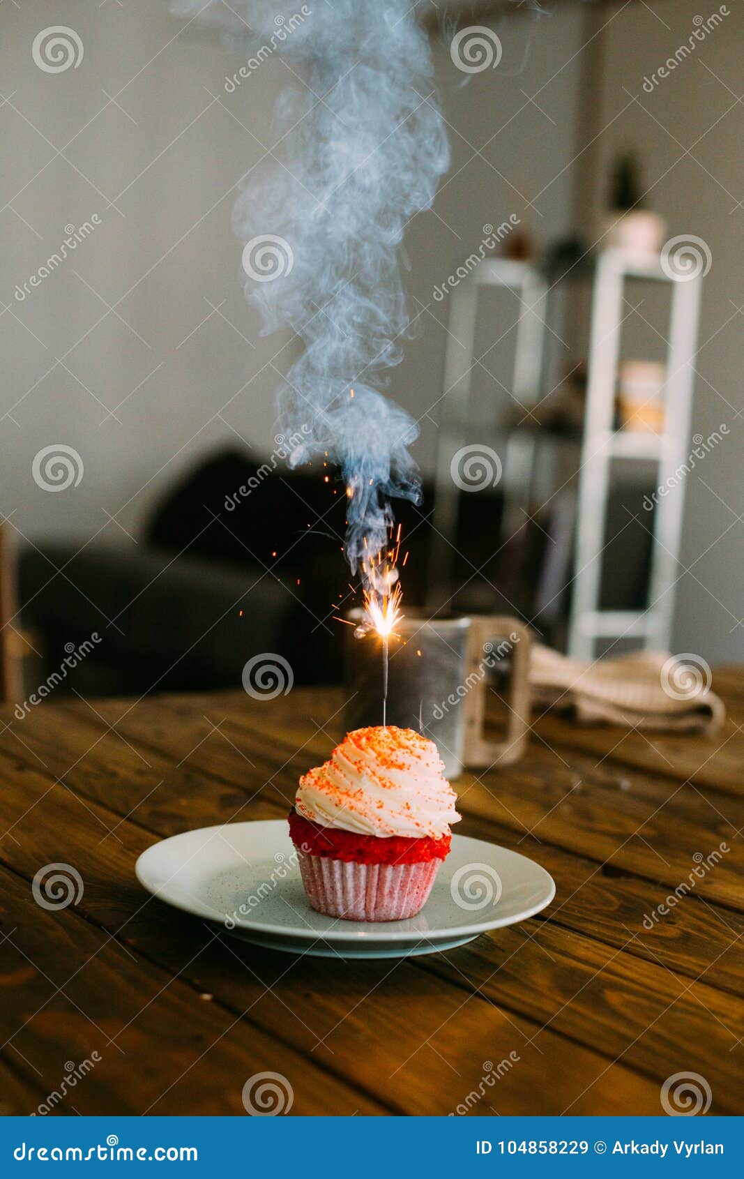 Petit Gateau Rose D Anniversaire Avec La Bougie D Etincelle Image Stock Image Du Delicieux Mignon Petit Gateau Rose D Anniversaire Avec La Bougie D Etincelle Image Stock Image Du Delicieux Mignon