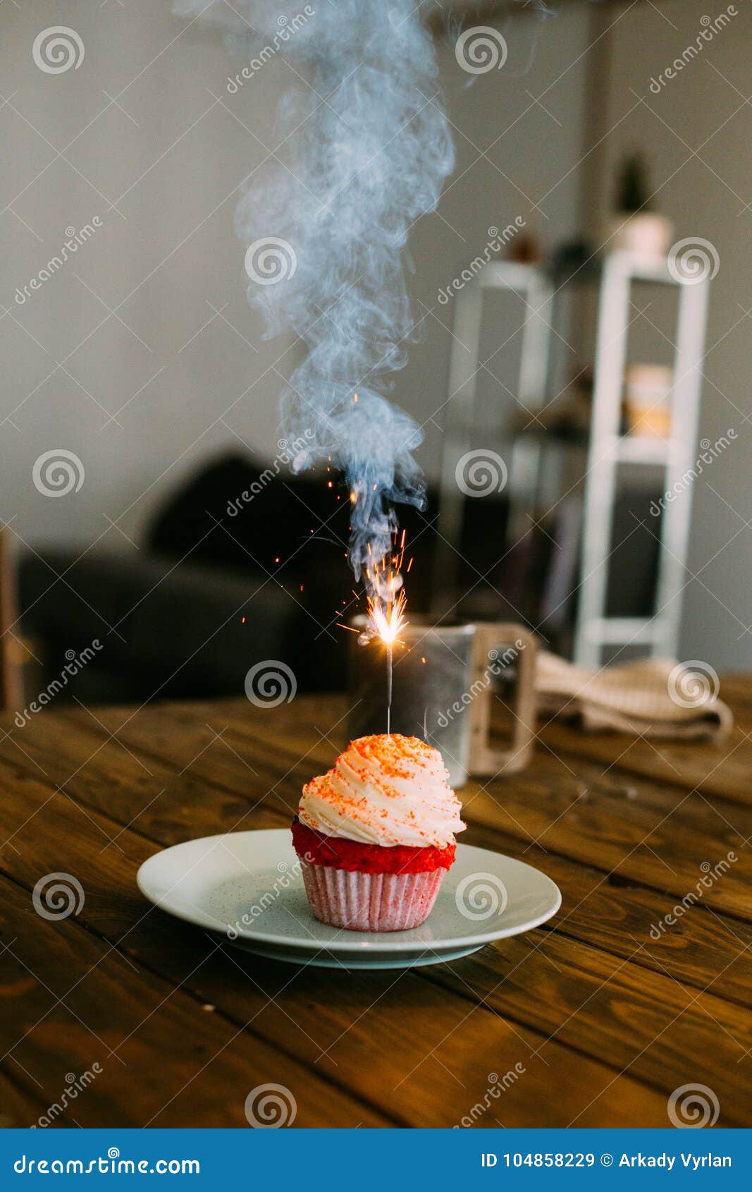 Petit Gâteau Rose D'anniversaire Avec La Bougie D'étincelle Image