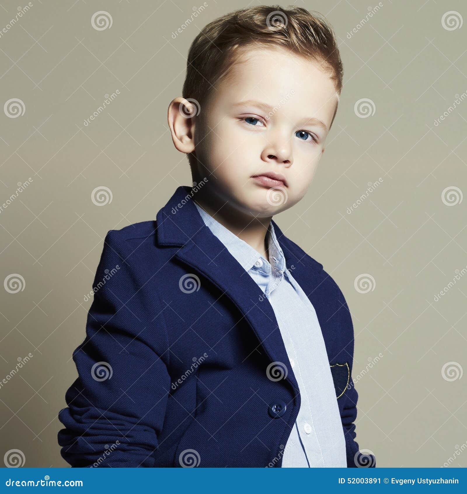 Petit Garçon à La Mode Enfant élégant Dans Le Costume Image stock