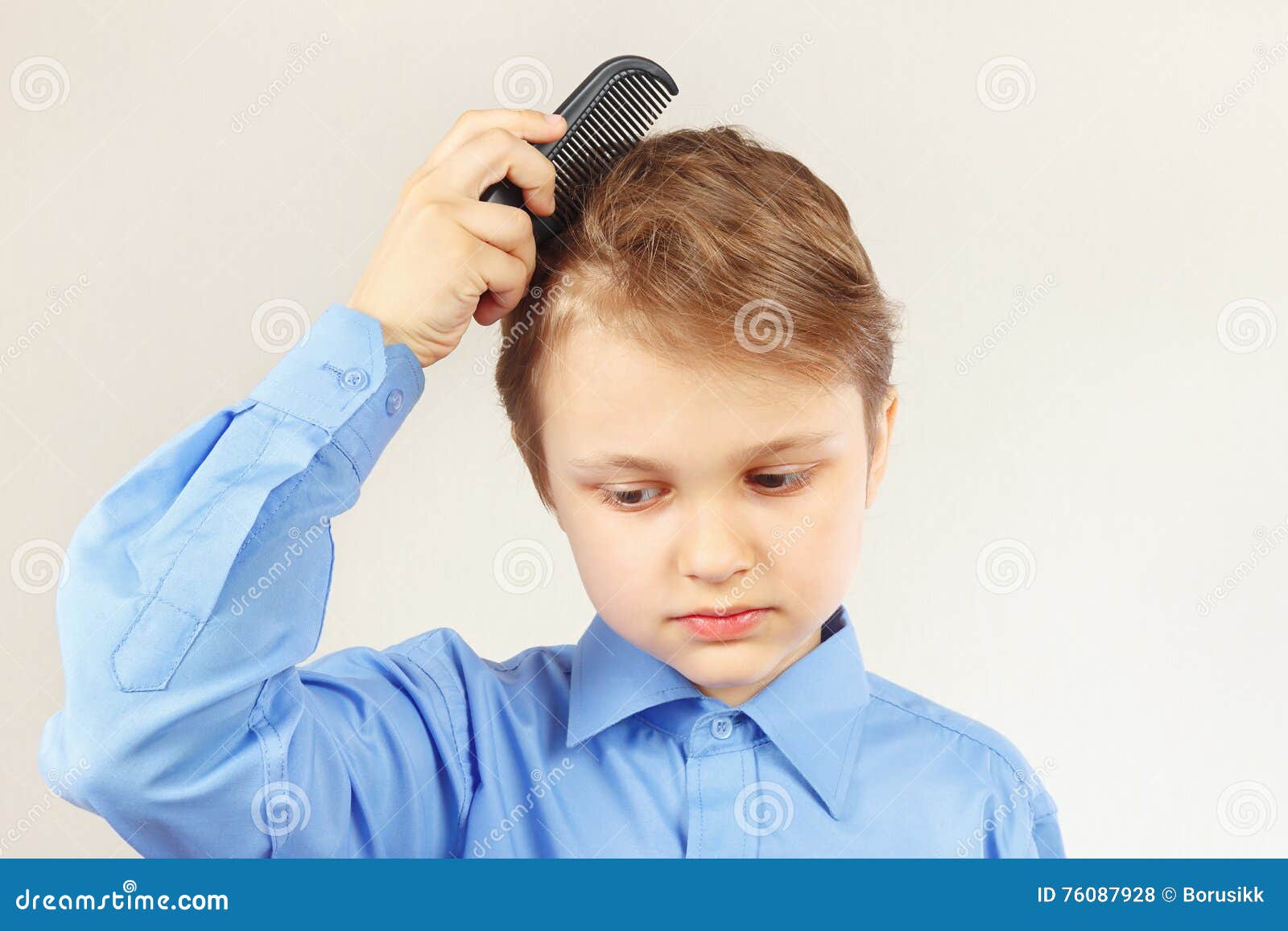 Petit Garcon Elegant Dans Le Peigne Lumineux De Chemise Une Brosse A Cheveux Photo Stock Image Du Chemise Acclamation