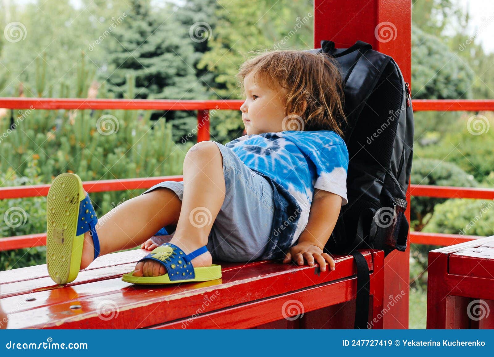 Un petit garçon saute sur un âne gonflable en caoutchouc dans le désordre  dans la chambre des enfants. Jouet rebondissant pour les enfants Photo  Stock - Alamy