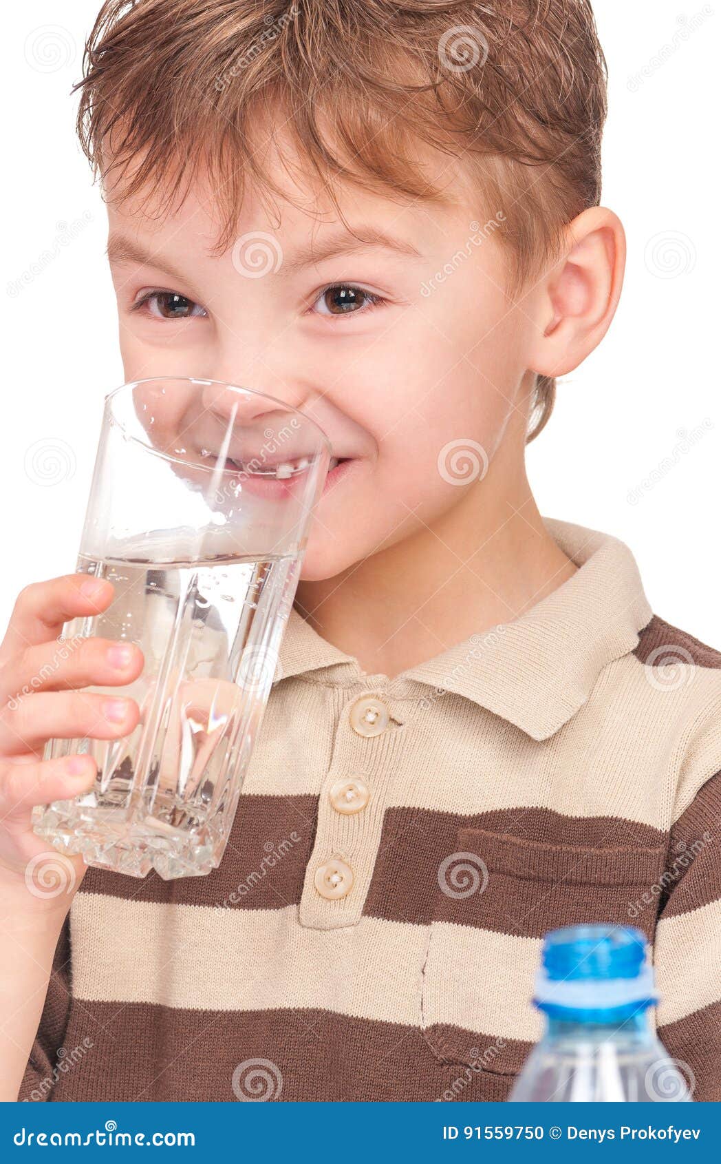 Petit Garçon Avec La Bouteille En Plastique De L'eau Photo stock - Image du  liquide, enfant: 91559750