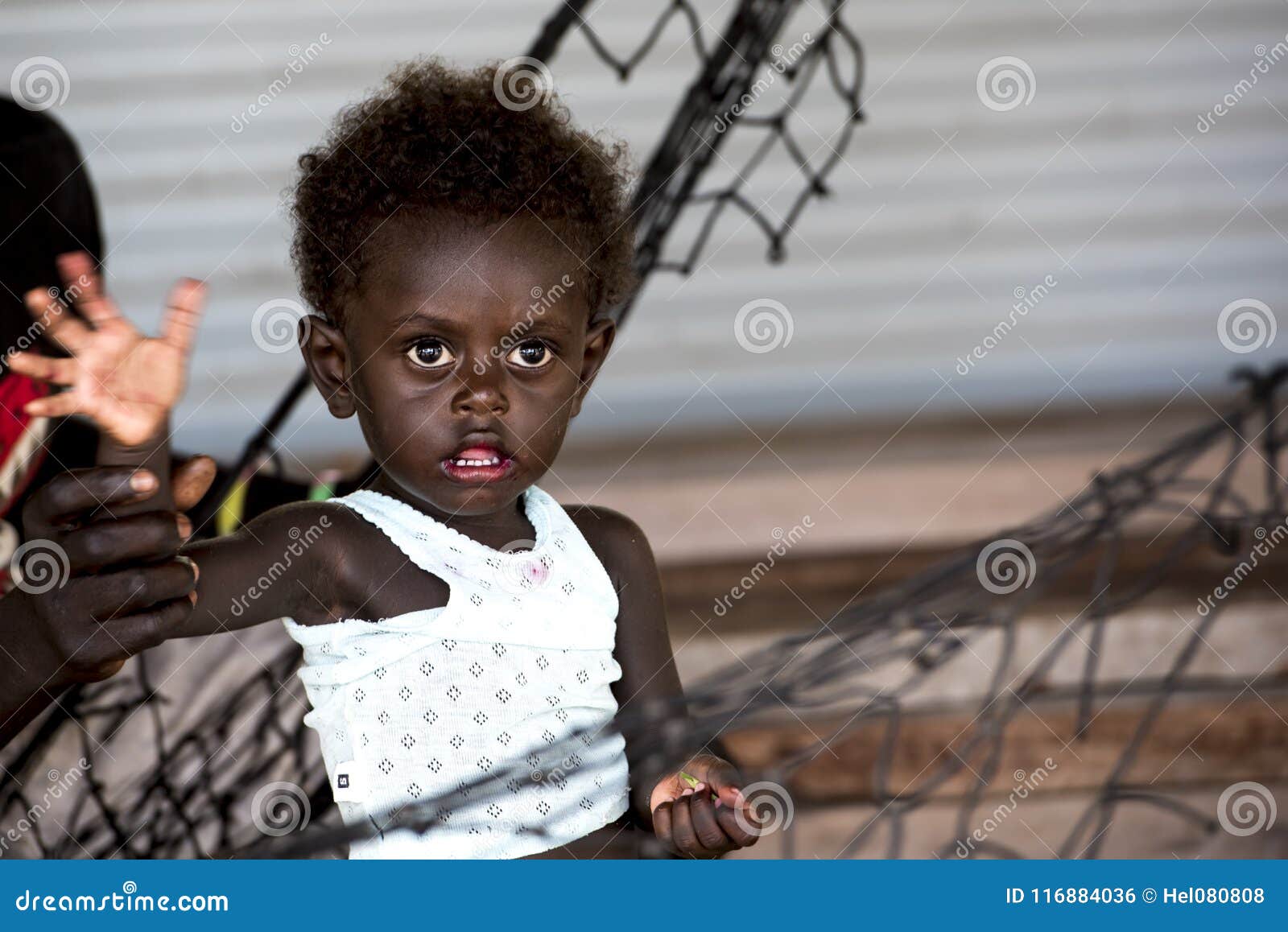 Petit Garcon Avec Les Yeux Au Beurre Noir Profonds Bebe Garcon Mignon Dans L Hamac Priumeri Iles De Shortland Solomon Islands Photo Editorial Image Du Soyez Yeux