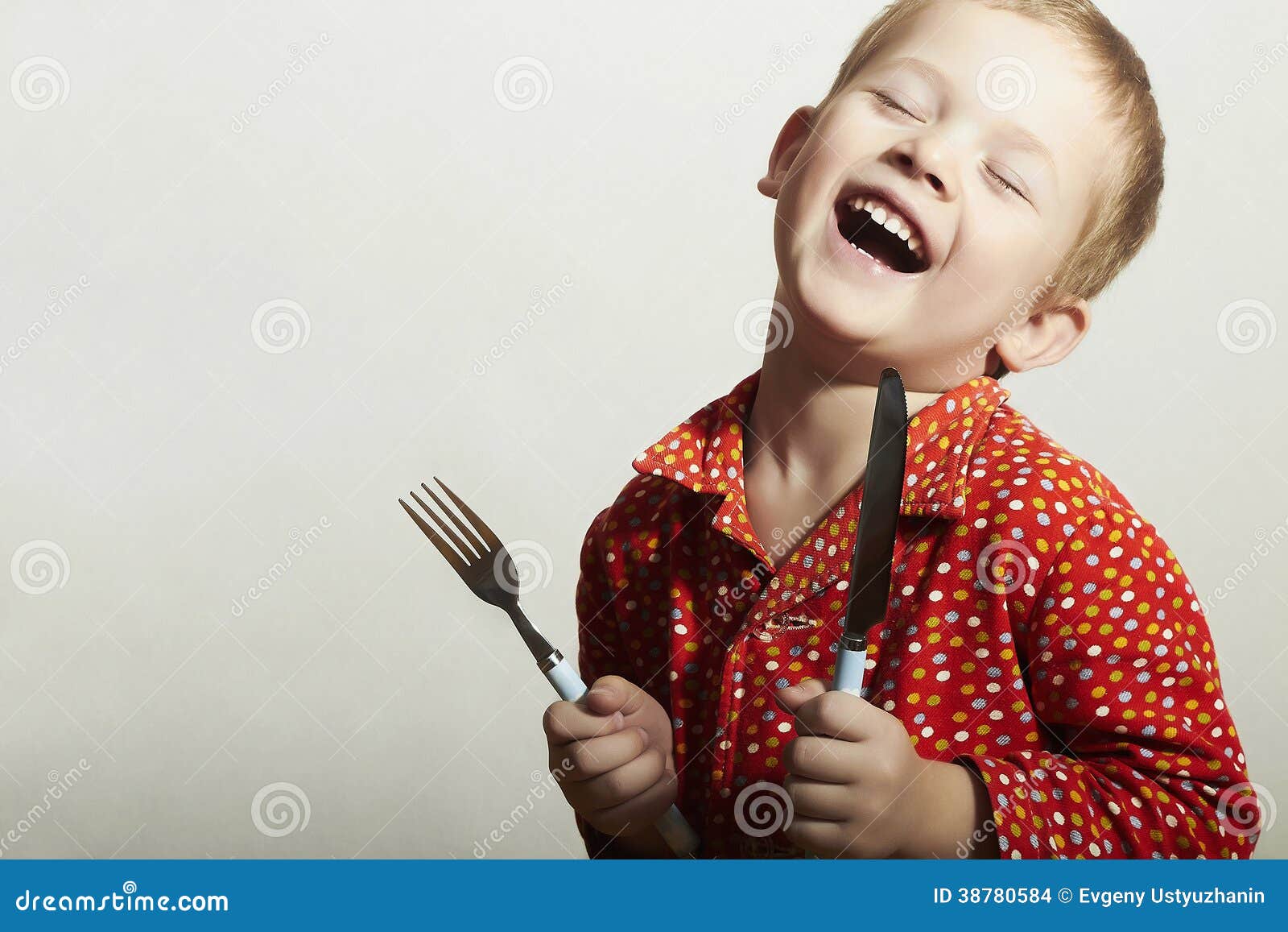 Enfant Petite Fille Avec Fourchette Et Couteau Prêt À Manger Banque  D'Images et Photos Libres De Droits. Image 46065125