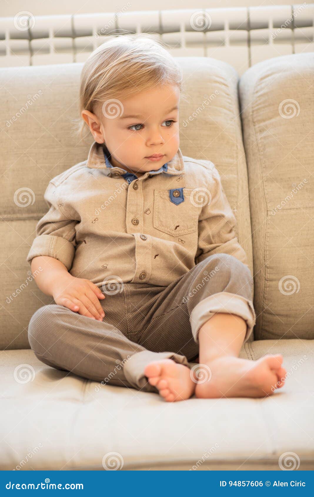 Petit Garcon Bien Habille Avec Se Reposer D Yeux Bleus Photo Stock Image Du Visage Jeune