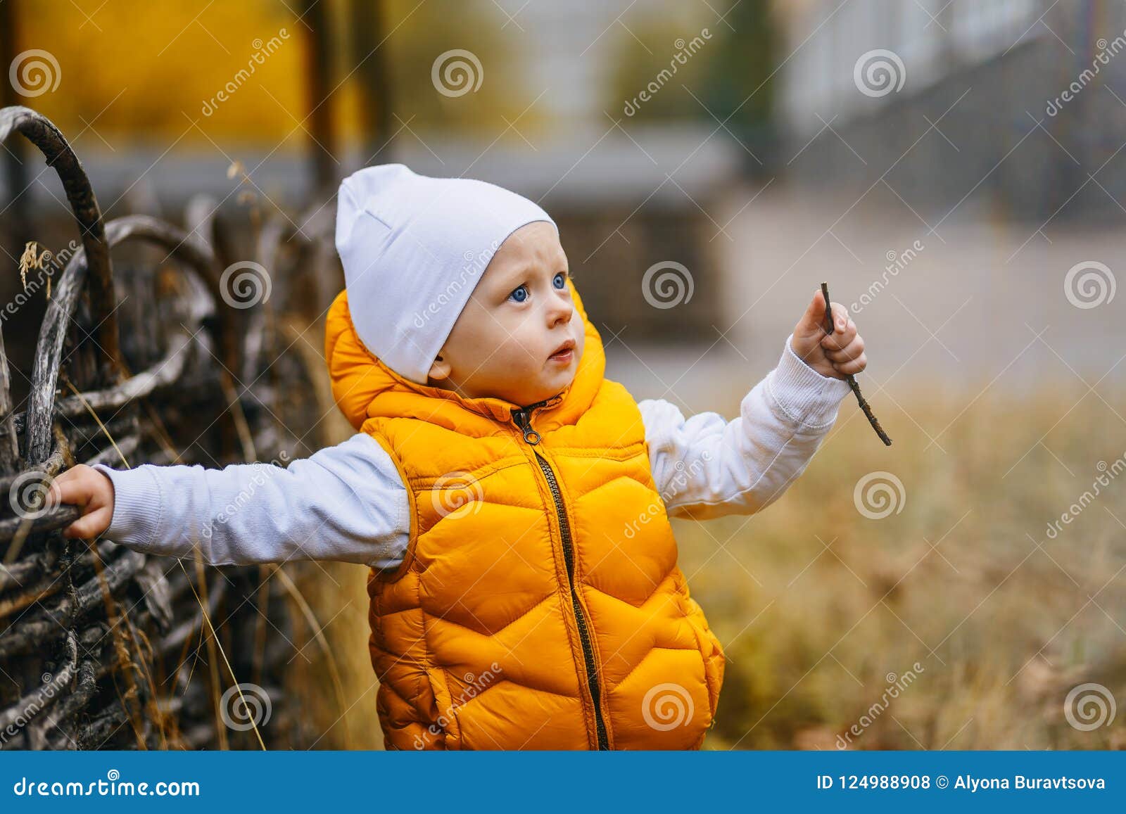 Petit Garçon Dans Un Gilet Jaune En Automne Photo stock - Image du