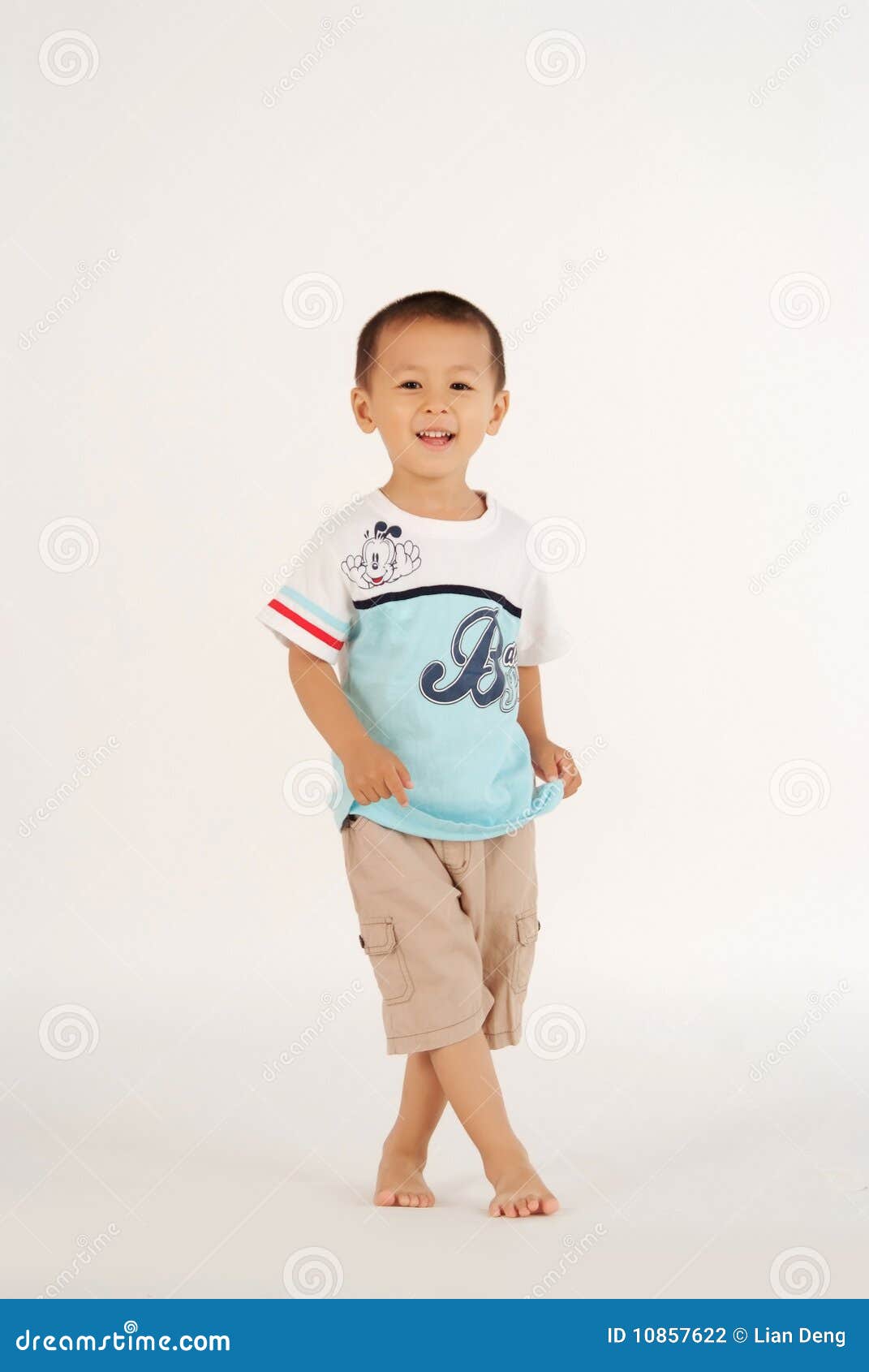 Petit Garçon Mignon Joue Sur Le Lit. Garçon 3 Ans Assis Sur Le Lit. Petit  Garçon Heureux. Photo Tonique. Banque D'Images et Photos Libres De Droits.  Image 78959870