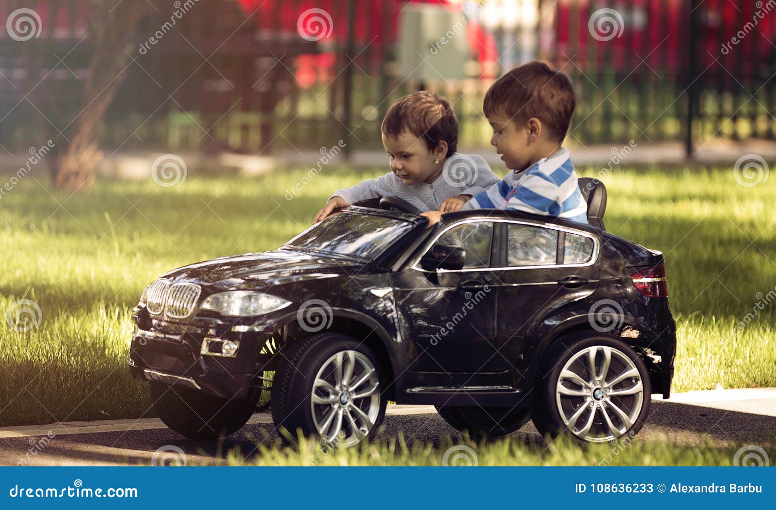 Petit Garçon De Conduire Grosse Voiture De Jouet Et Avoir Du Plaisir, À  L'extérieur. Banque D'Images et Photos Libres De Droits. Image 30993029