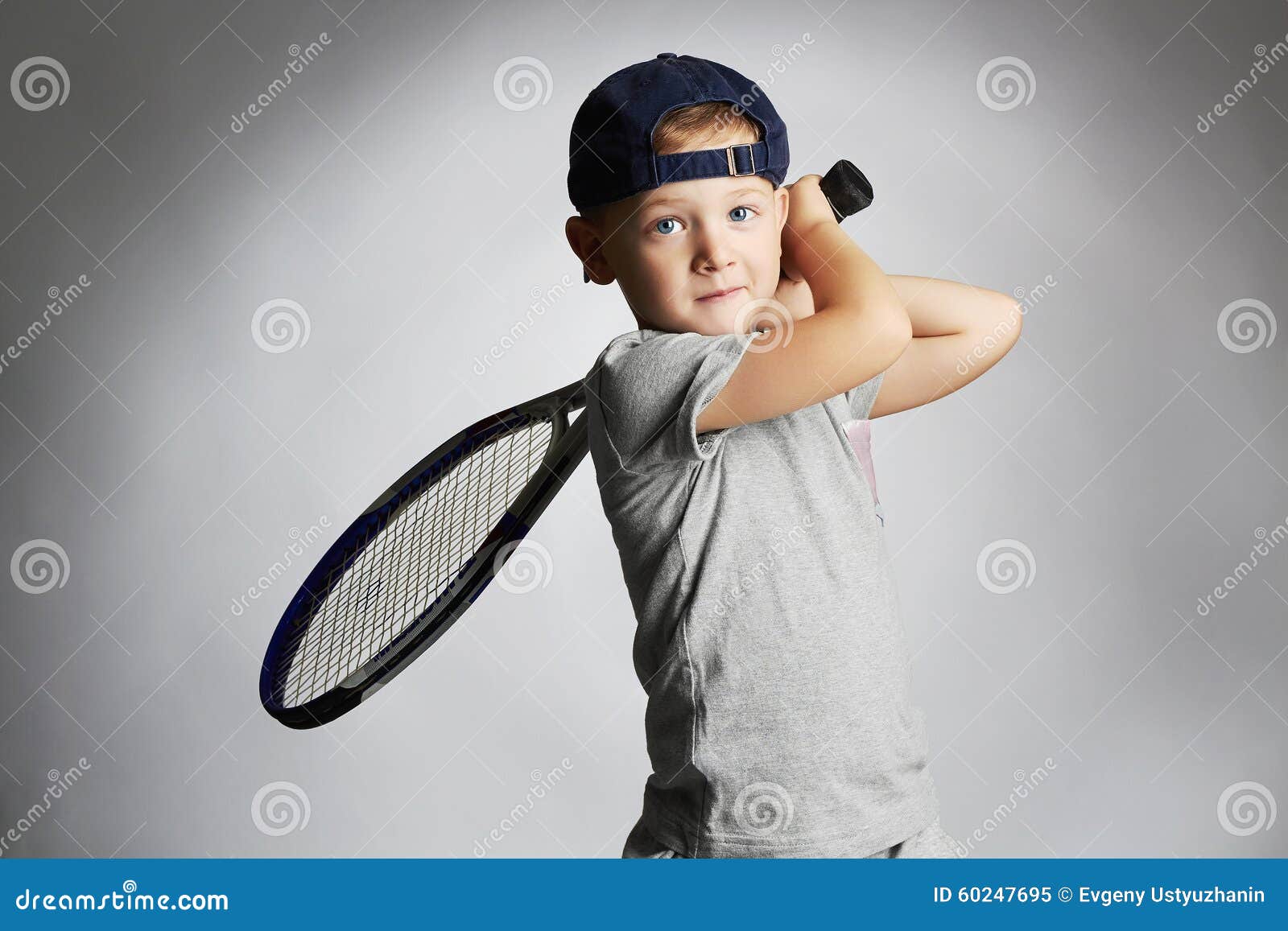 Petit Garçon Jouant Au Tennis Enfants De Sport Enfant Avec La Raquette De  Tennis Image stock - Image du homme, verticale: 60247695