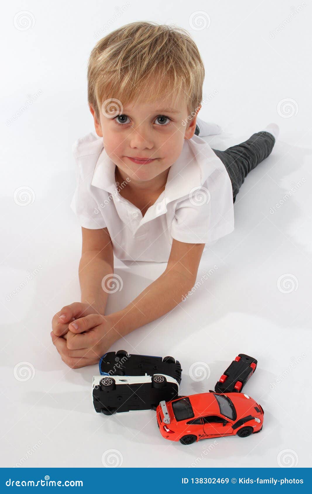 Beau Bébé Mignon Jouant à La Voiture Enfants Voiture Jouets De