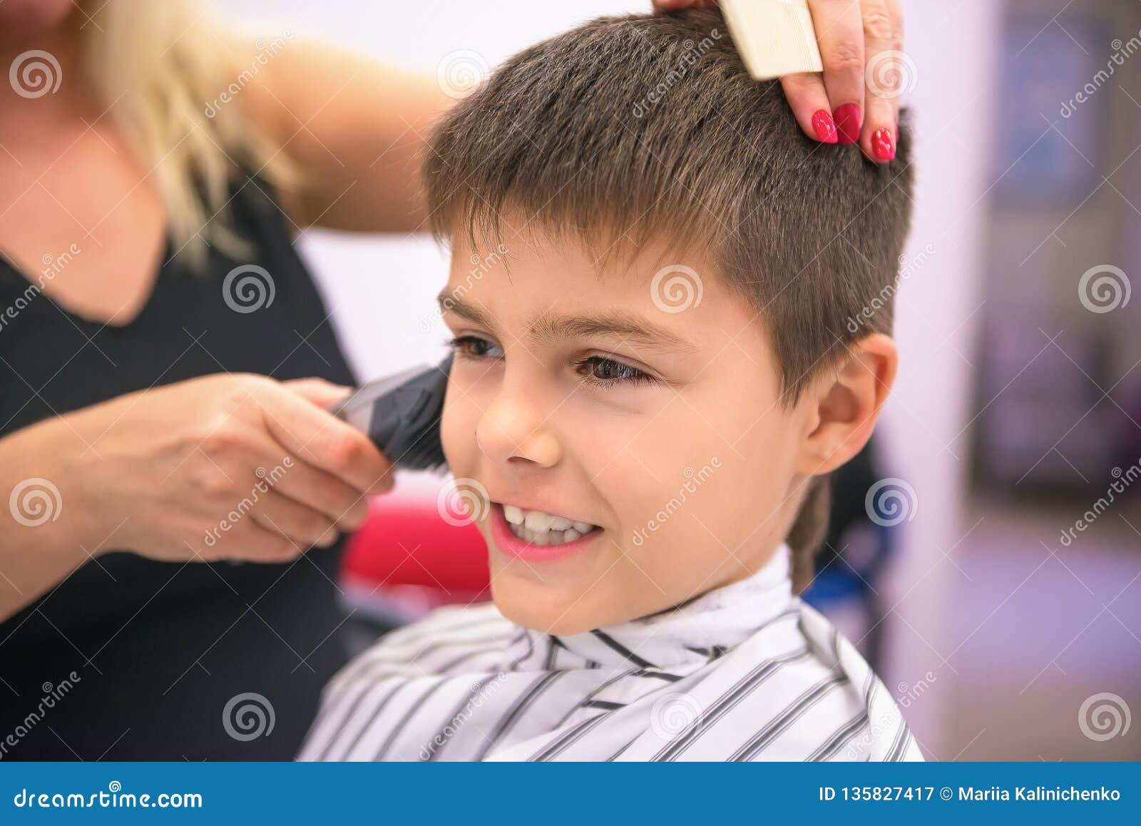 Petit Garcon Mignon Dans Le Cap Depouille De Salon Dans Le Raseur Coiffeur Le Coiffeur De Femme Avec Dans Le Dessus Noir Fait La Image Stock Image Du Verticale Client