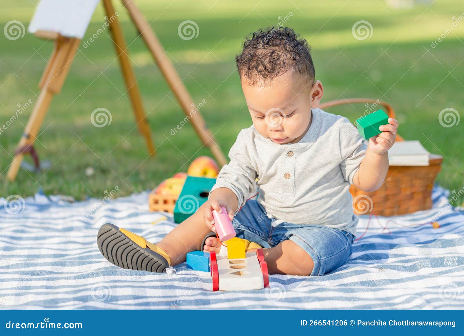 Petit Garçon Mignon Jouer Des Jouets Dans Le Jardin Enfant Garçon