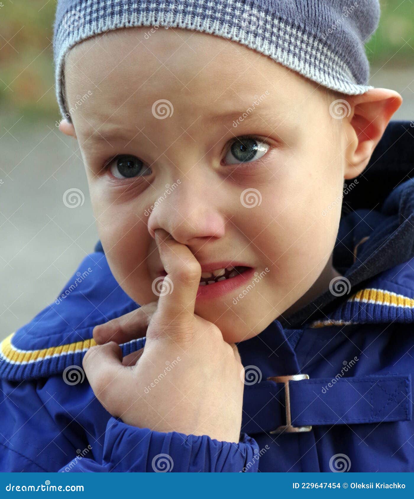 Petit Garçon Prend Son Nez. Enfant Avec Un Doigt Dans Le Nez Photo stock -  Image du sourire, blanc: 229647454