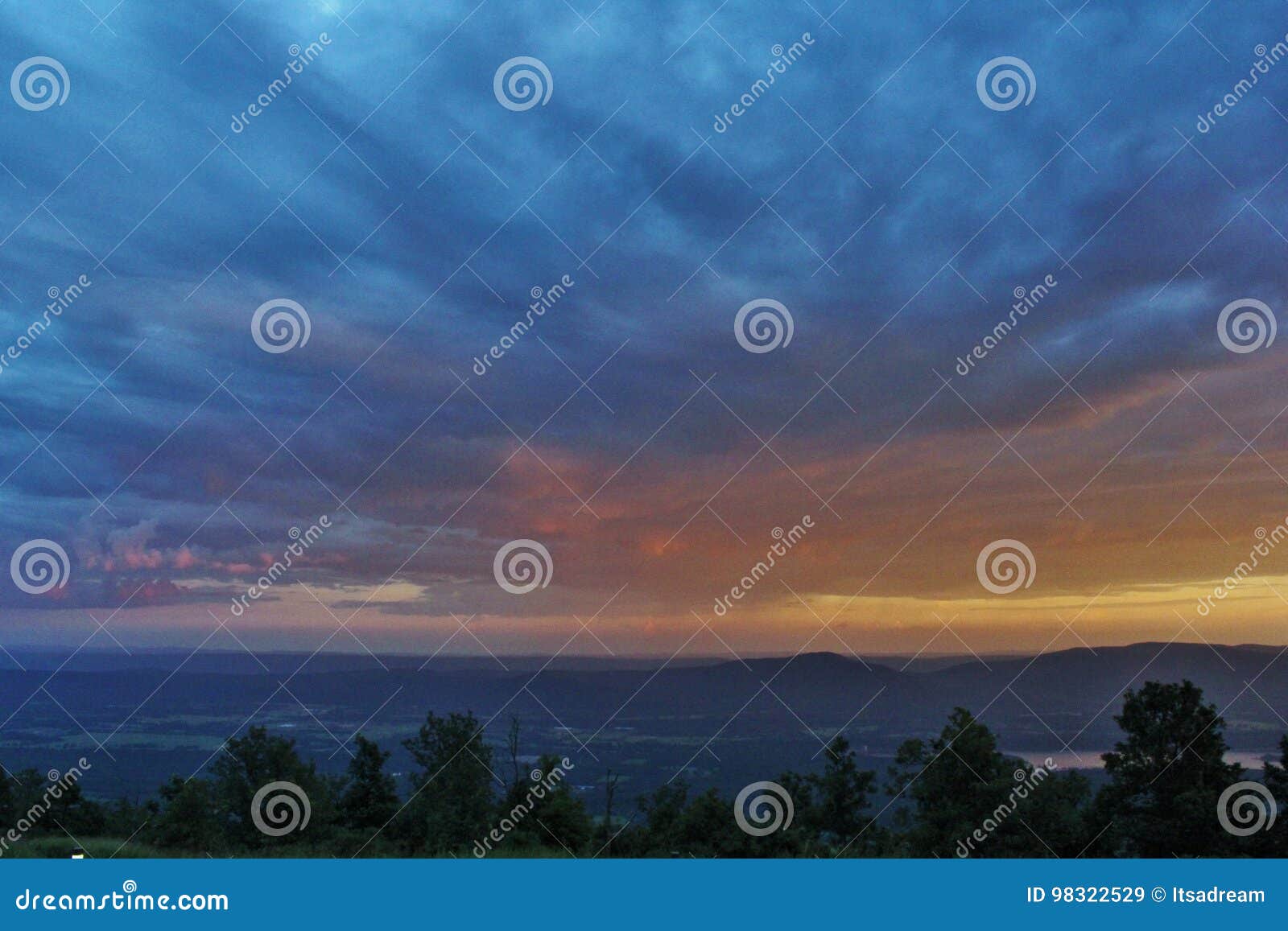 Petit Jean River Valley fotografering för bildbyråer. Bild av loge