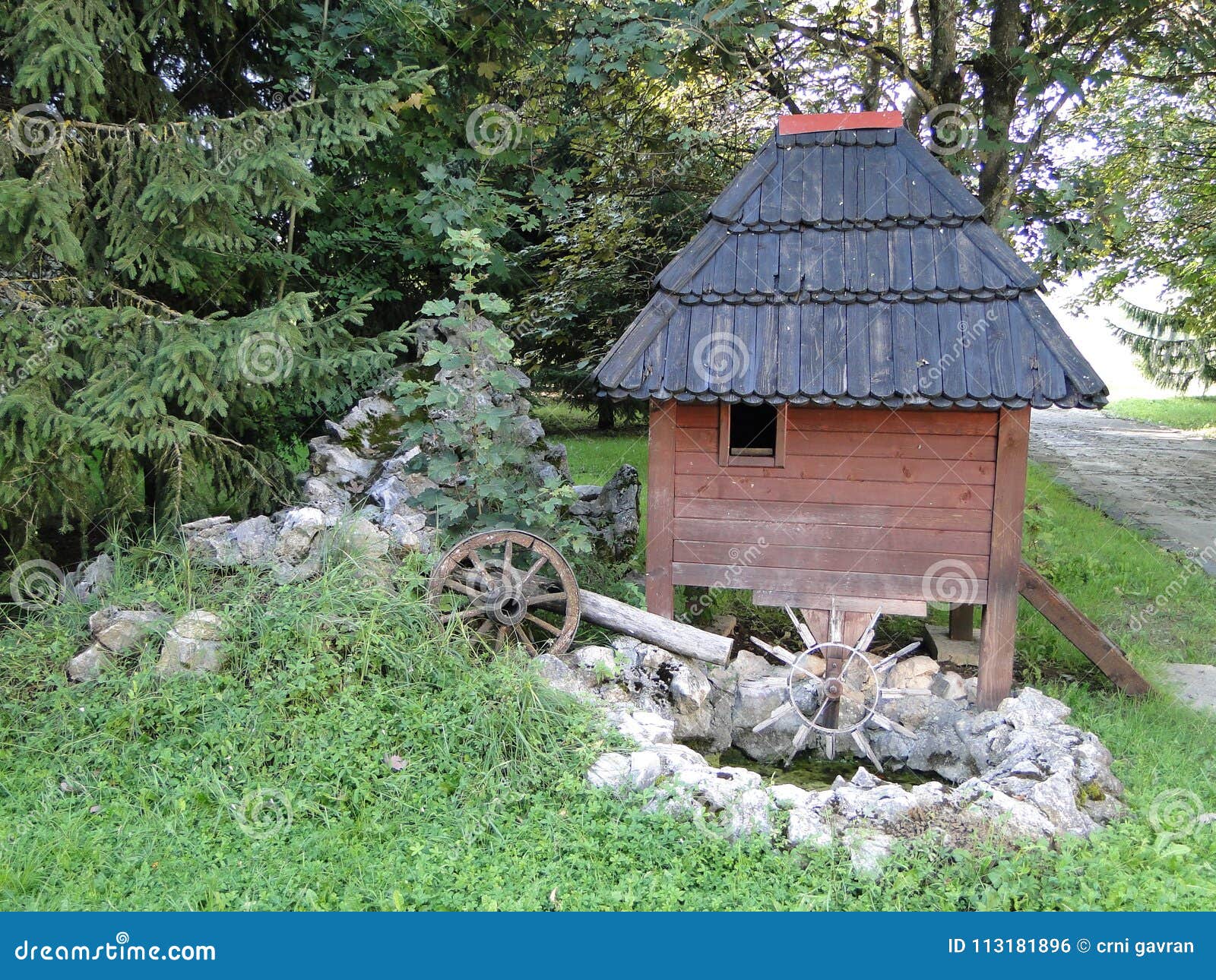 Petit Moulin à Eau En Bois Utilisé En Tant Quélément De La