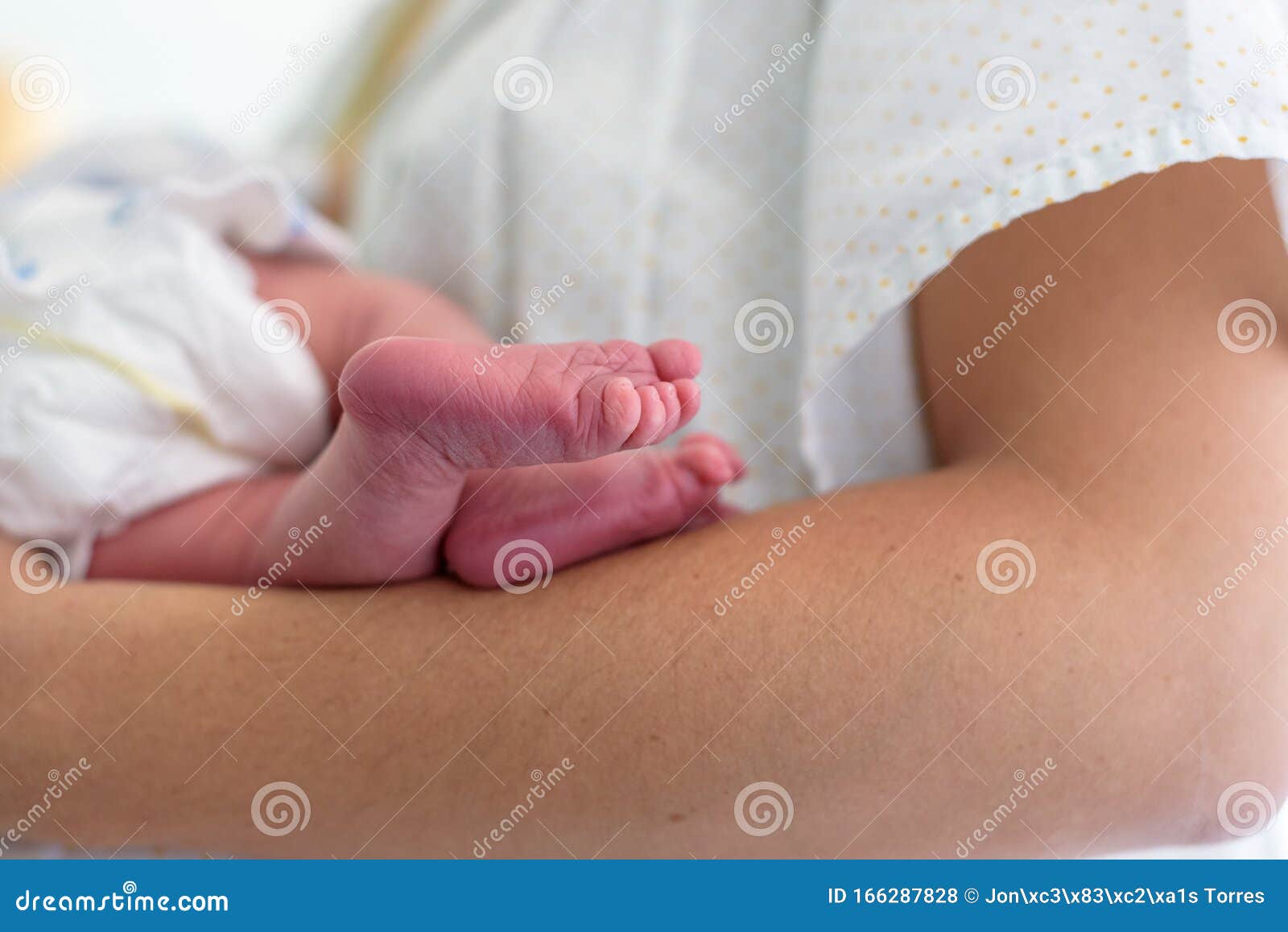 Foto de Bébé nu dans les bras do Stock