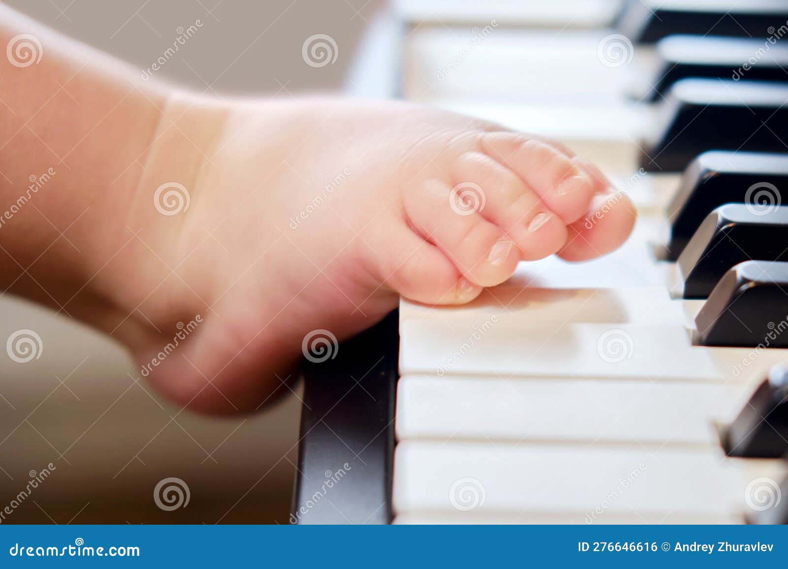 Petit Pied Bébé Sur Les Touches De Piano électrique Closeuse. Les Pieds  D'enfant Se Trouvent Sur Un E Photo stock - Image du intérieur,  électronique: 276646616