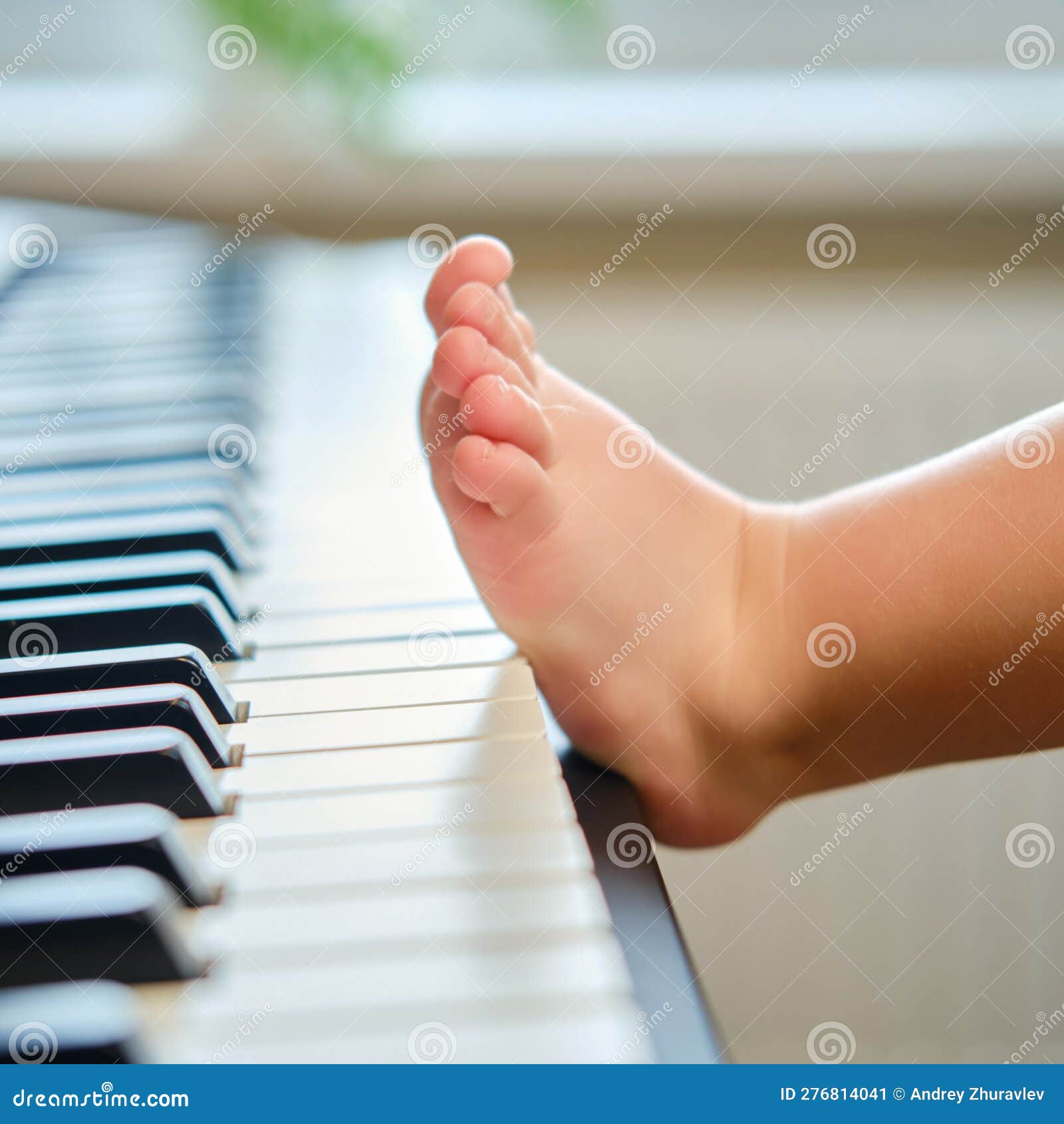 Petit Pied Bébé Sur Les Touches De Piano électrique Closeuse. Les Pieds  D'enfant Se Trouvent Sur Un E Image stock - Image du clé, musique: 276814041