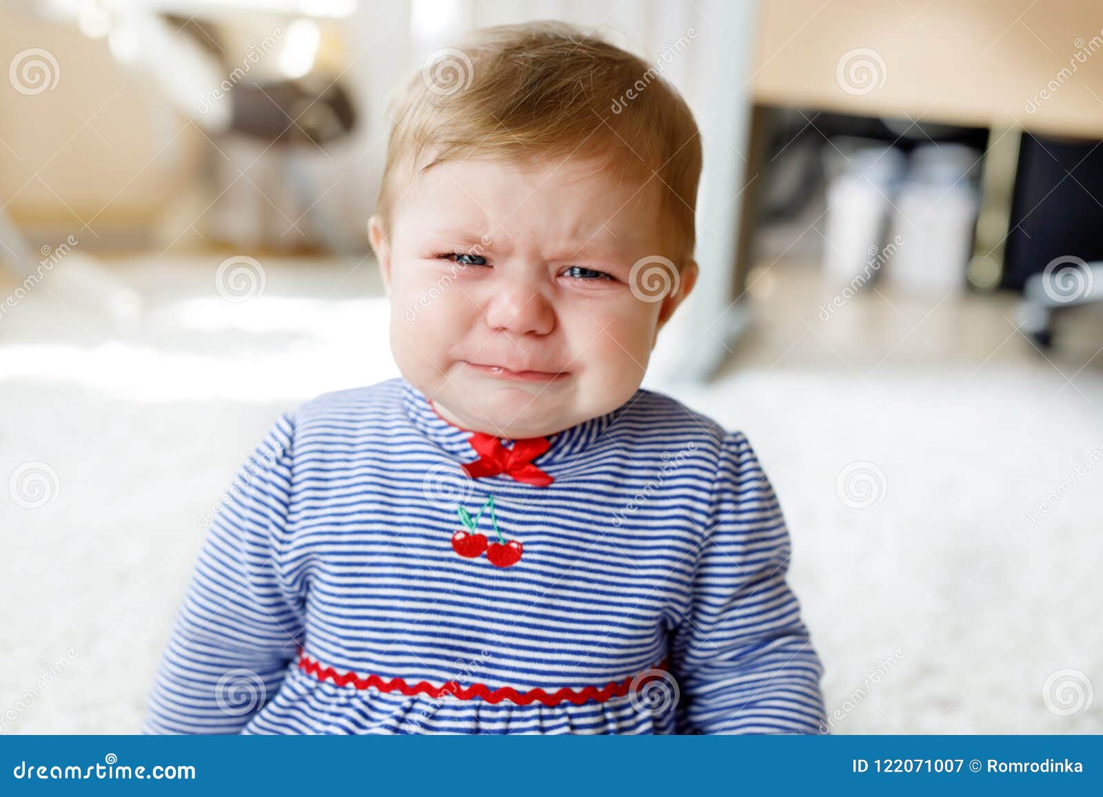 Petit Pleurer Triste Mignon De Bebe Enfant Affame Ou Fatigue S Asseyant A L Interieur Et Ayant Des Larmes Image Stock Image Du Blocs Rampement