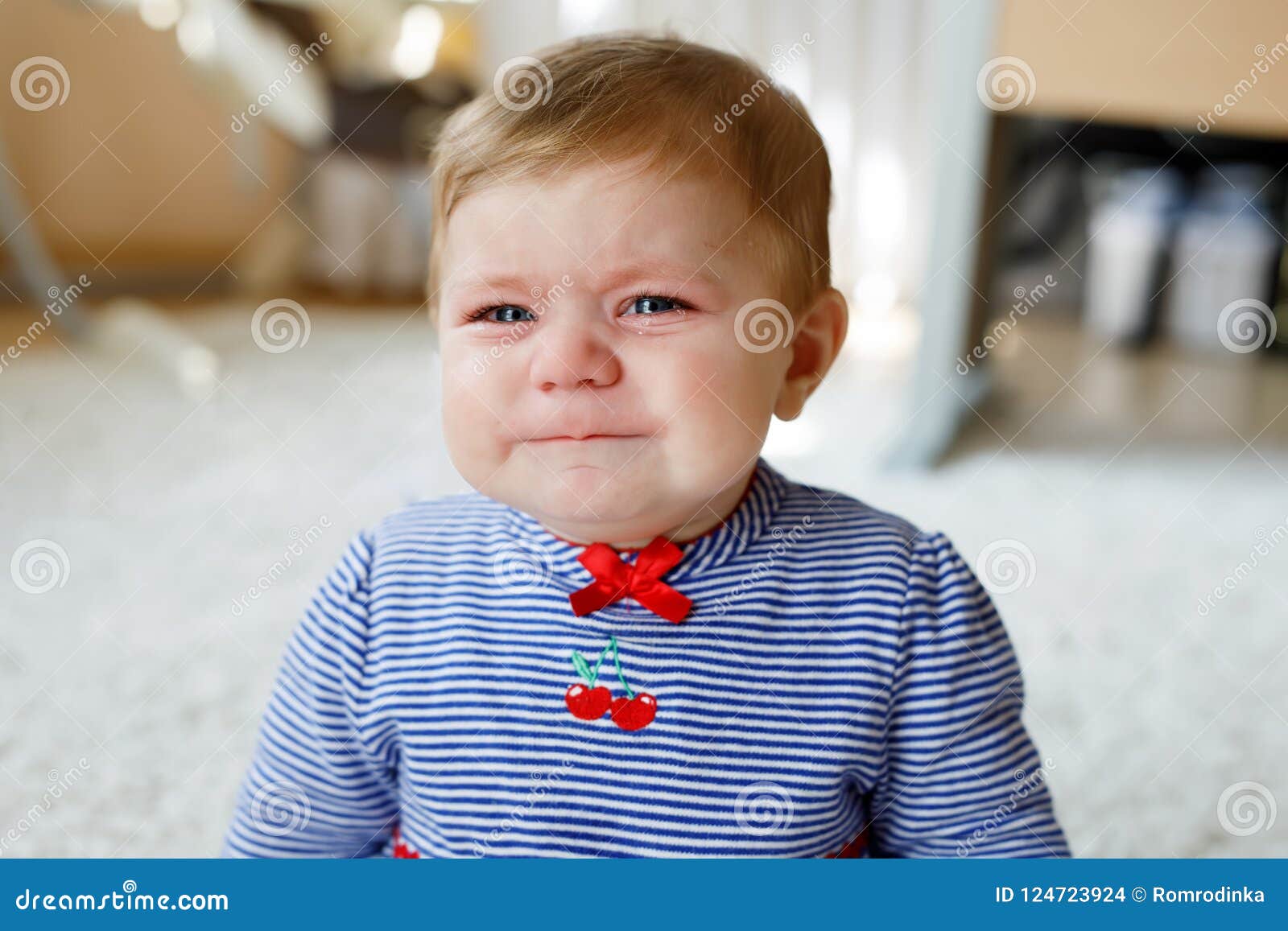 Petit Pleurer Triste Mignon De Bebe Enfant Affame Ou Fatigue S Asseyant A L Interieur Et Ayant Des Larmes Photo Stock Image Du Pepiniere Fille