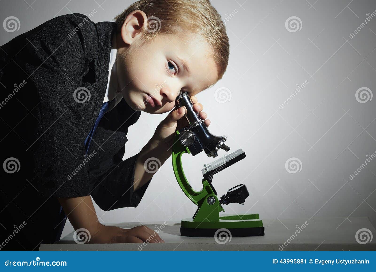 Petit Scientifique Regardant Dans Le Microscope Little Boy Enfant Éducation  Image stock - Image du professeur, microscope: 43995881