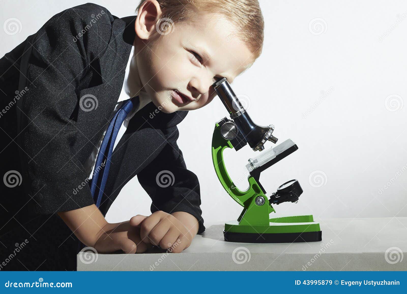 Petit Scientifique Regardant Dans Le Microscope Petit Garçon Dans Le Lien  Enfant élégant Écolier Image stock - Image du école, blonde: 43995879