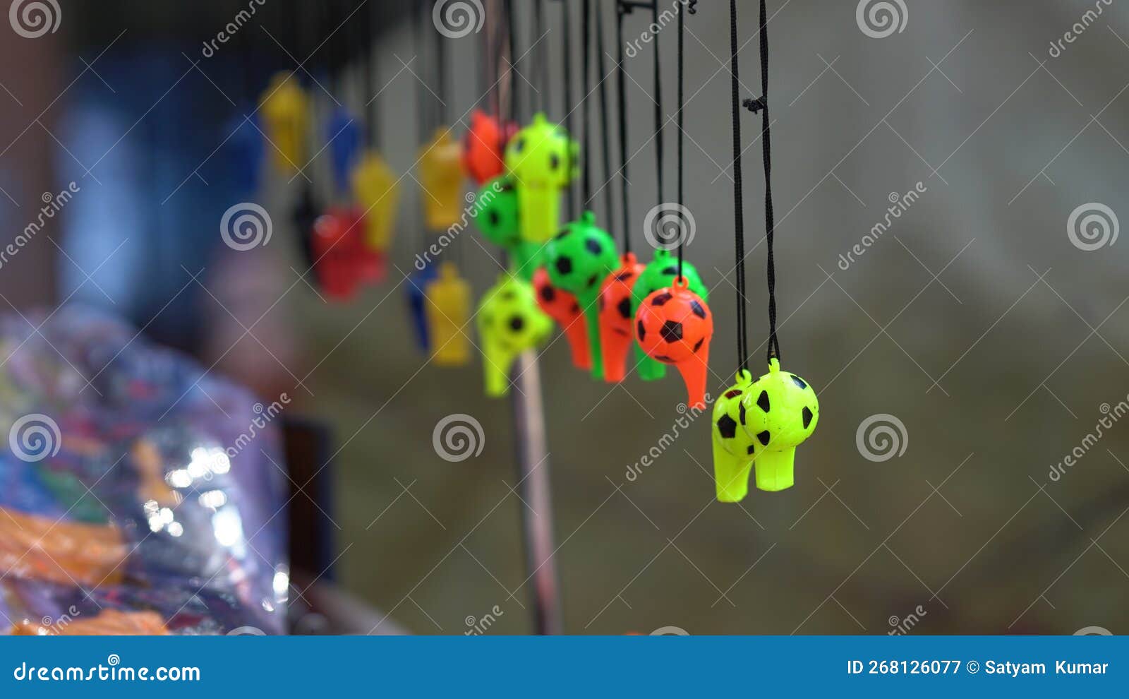 Petit Sifflet En Plastique Accroché Sur Le Disque Dur Du Magasin De Jouets  Image stock - Image du choix, affaires: 268126077