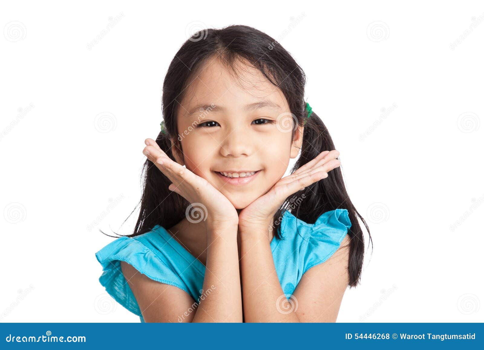 Little asia. Азиатская девочка улыбается. Улыбка азиатки на белом фоне. Азиатская девочка маленькая улыбается. Улыбчивые азиаты маленькая девочка.