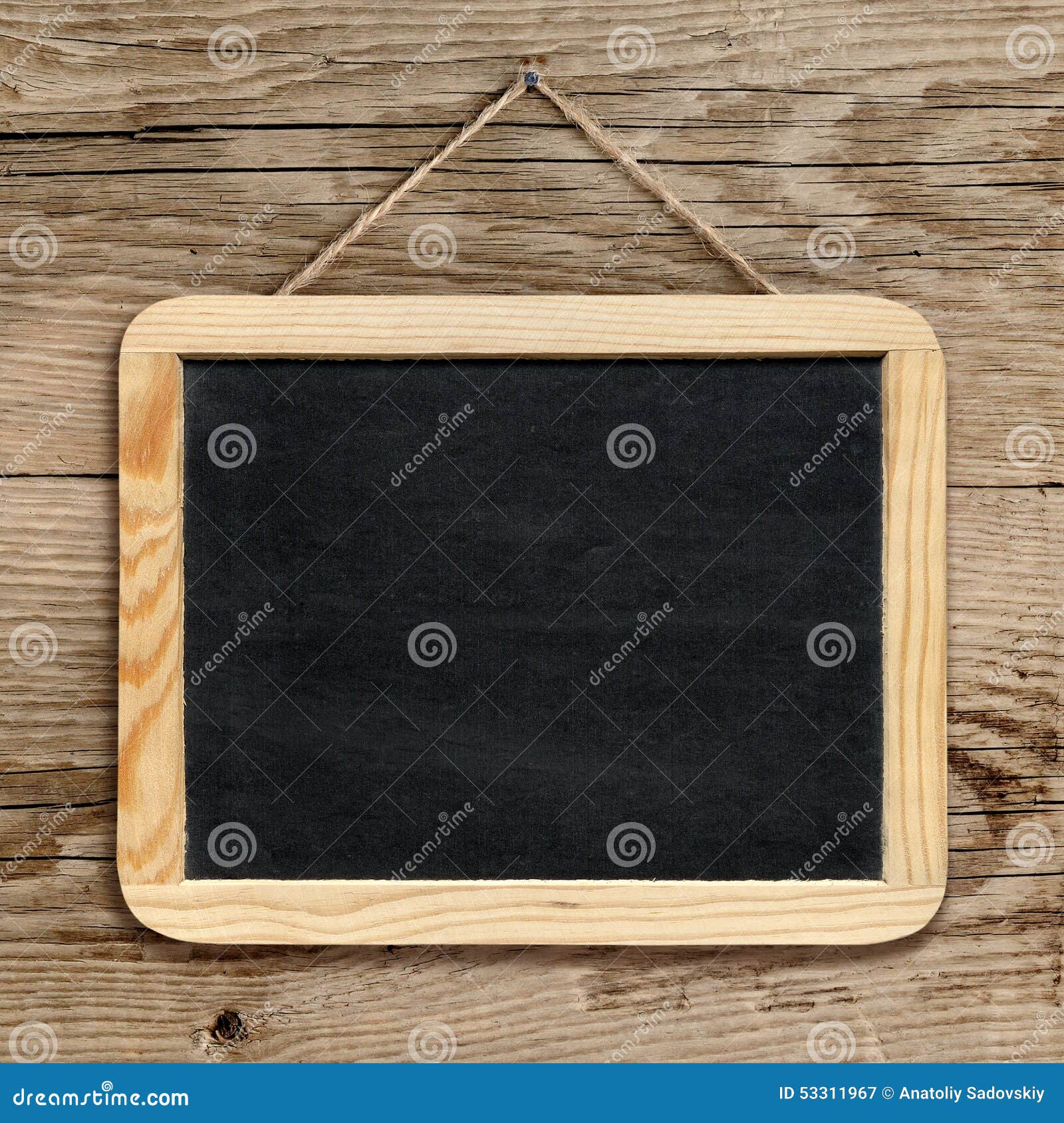 Petit Tableau Noir Accrochant Sur Le Mur Image stock - Image du wooden, vide: 53311967