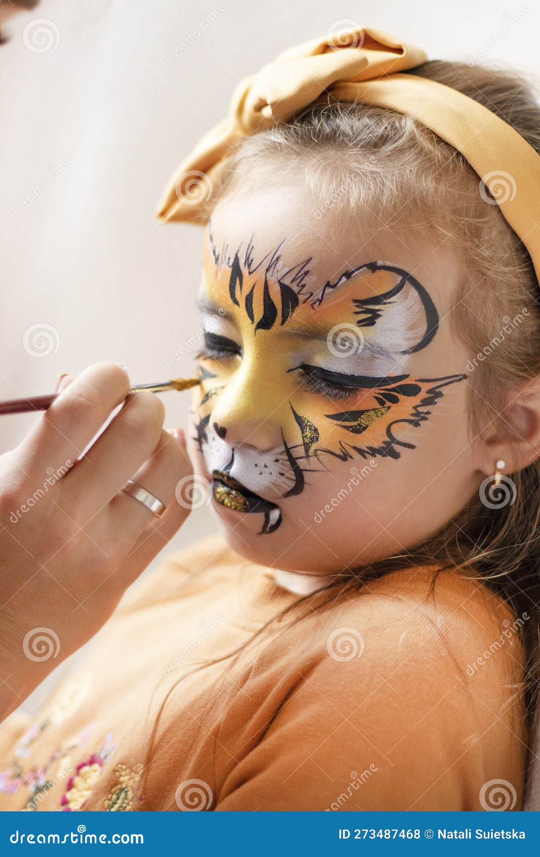 Maquillage Mignon Petit Tigre. Maquillage Aqua Grimm. Fille Avec Du  Maquillage Aqua