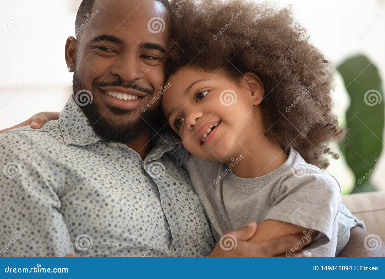 Petite Etreinte Mignonne De Fille D Enfant De Metis Aimant Le Papa Noir Photo Stock Image Du Vacances Parent