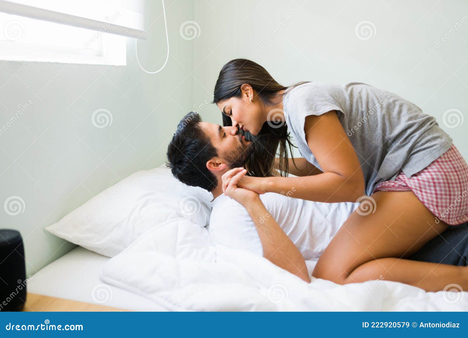 Sa petite amie le menotte au lit, ce qu'elle fait ensuite dépasse  l'entendement - Closer