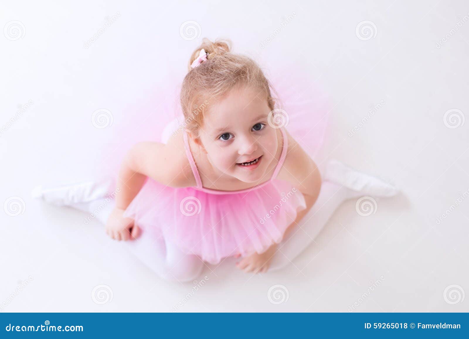 Petite Ballerine Dans Le Tutu Rose Photo stock - Image du