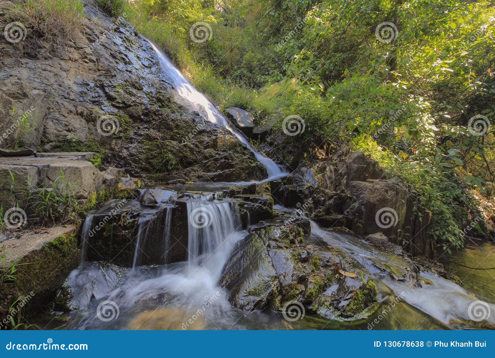 Petite Chute De L Eau Dans La Foret Avec La Magie De La Lumiere Et De La Longue Partie D Exposition Photo Stock Image Du Reve Vert Petite Chute De L Eau Dans La Foret Avec La Magie De La Lumiere Et De La Longue Partie D Exposition Photo Stock Image Du Reve Vert