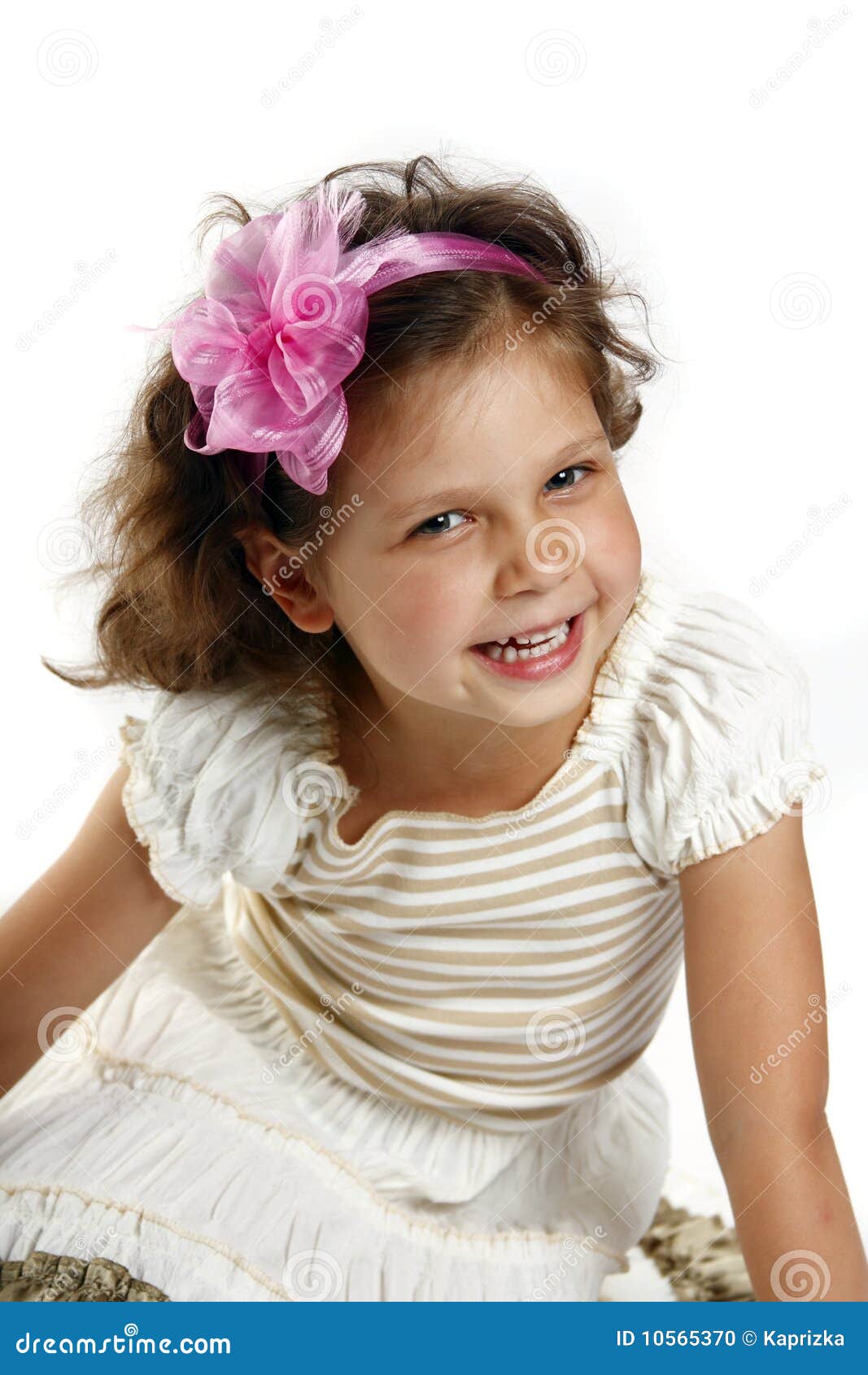 Petite Fille 5 Ans D'isolement Sur Un Backgrou Blanc Photo stock