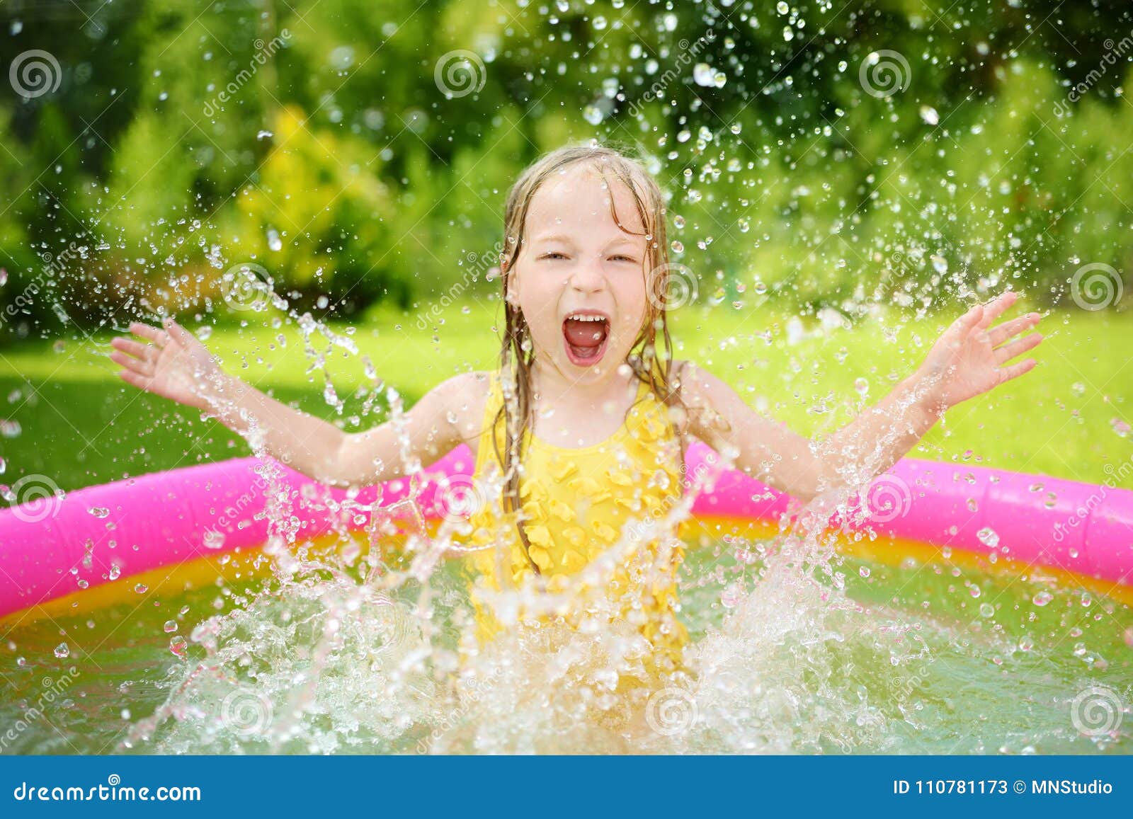 Petite Fille Adorable Jouant Dans La Piscine Gonflable De Bébé