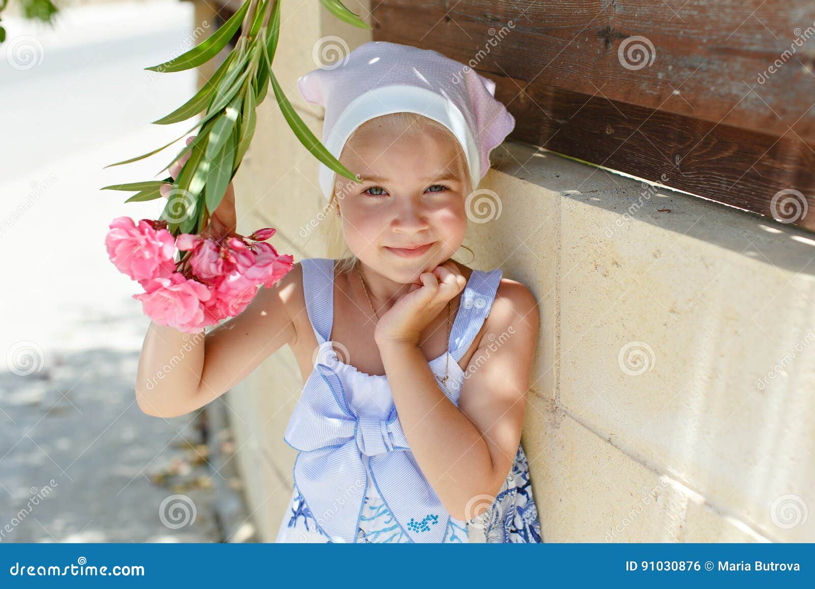 Petite Fille 5 Ans De Blonde Sentant Une Fleur Pendant L'été Photo stock -  Image du cheveu, jour: 91030876