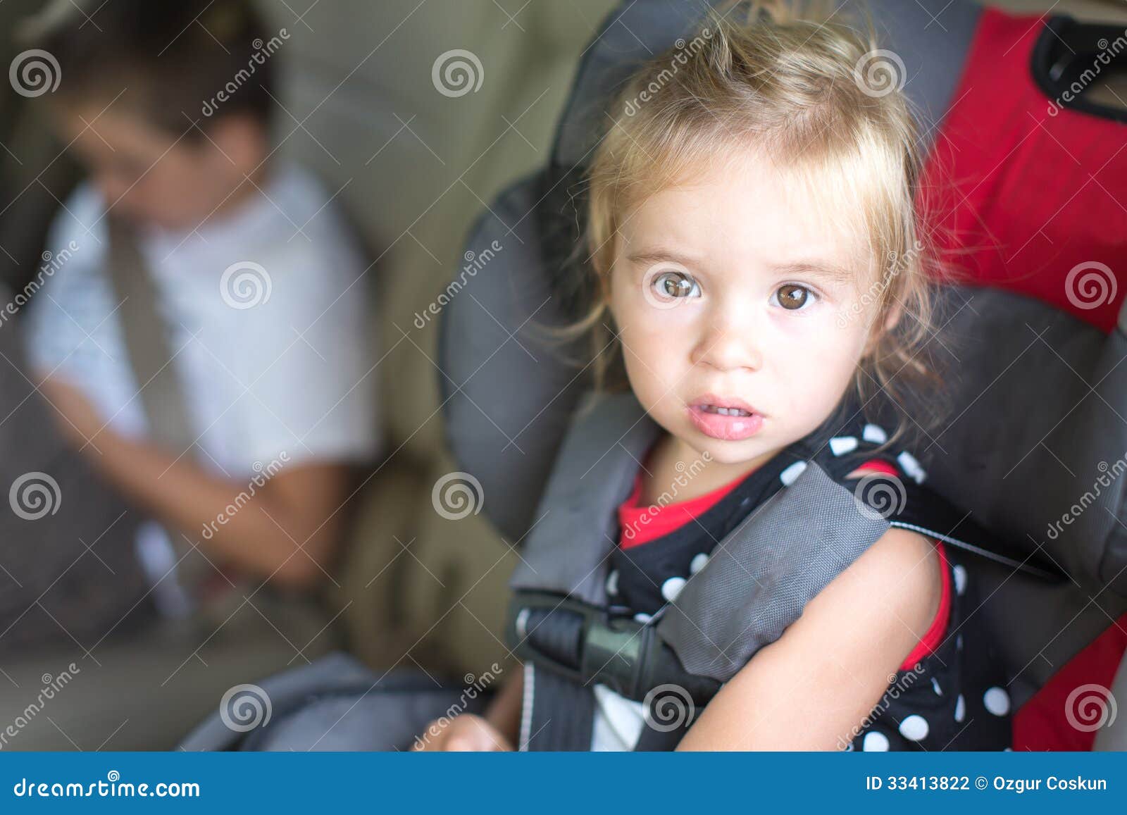 Petite Fille Dans Un Siège De Voiture Portrait Regardant La Caméra Photo  stock - Image du automobile, adorable: 252539424