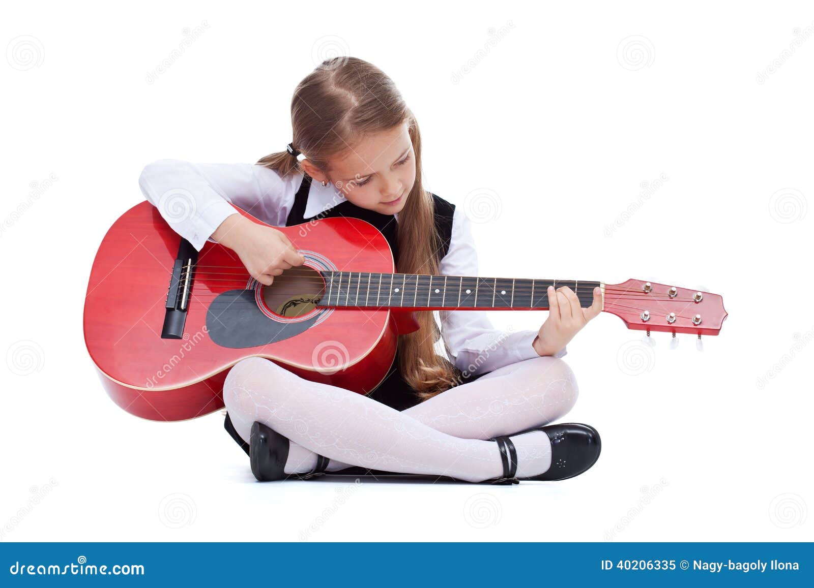 Petite Fille Avec La Guitare Rouge, Se Reposant Image stock - Image du  mignon, pièce: 40206335