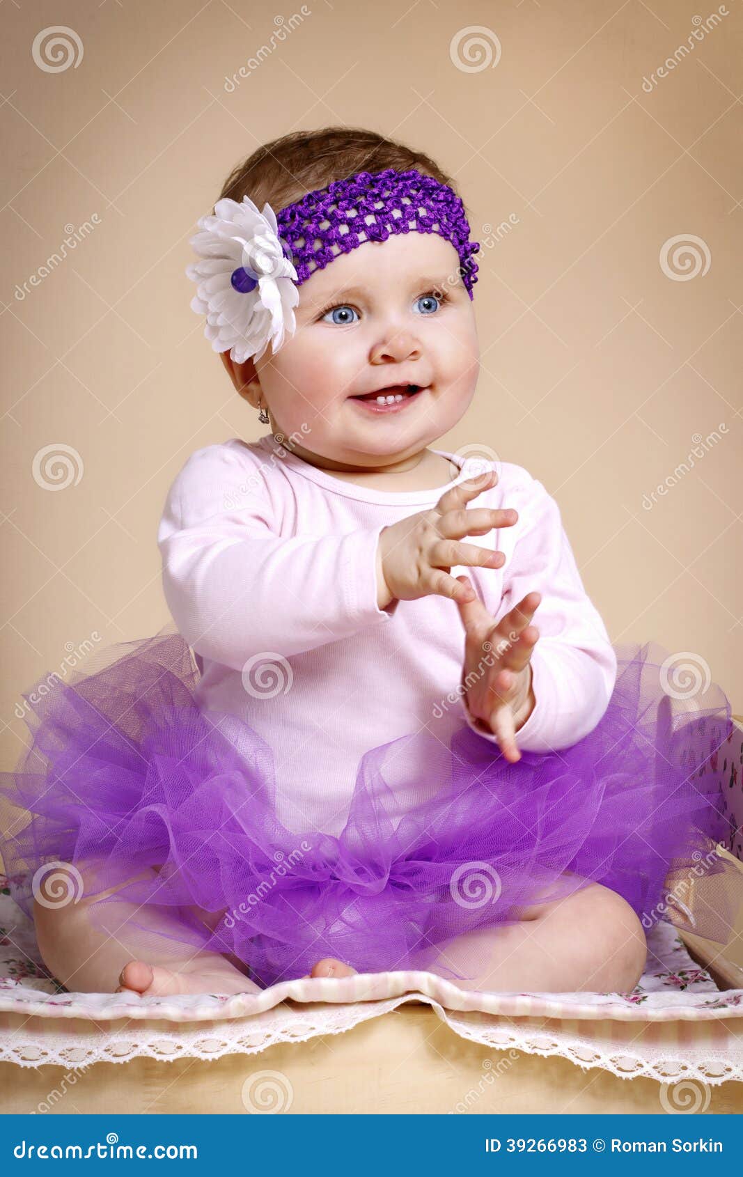 Petite Fille Avec Le Bandeau Dans La Jupe De Tutu Image stock - Image du  coloré, ballerine: 39266983